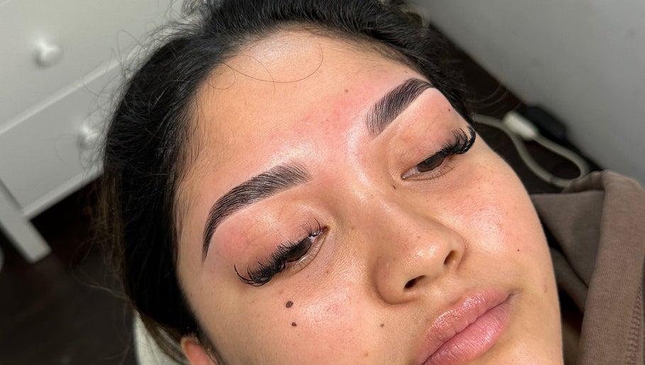 Perfectly shaped eyebrows at SmBrowArtist in Downey, California, US, showcasing beauty excellence.