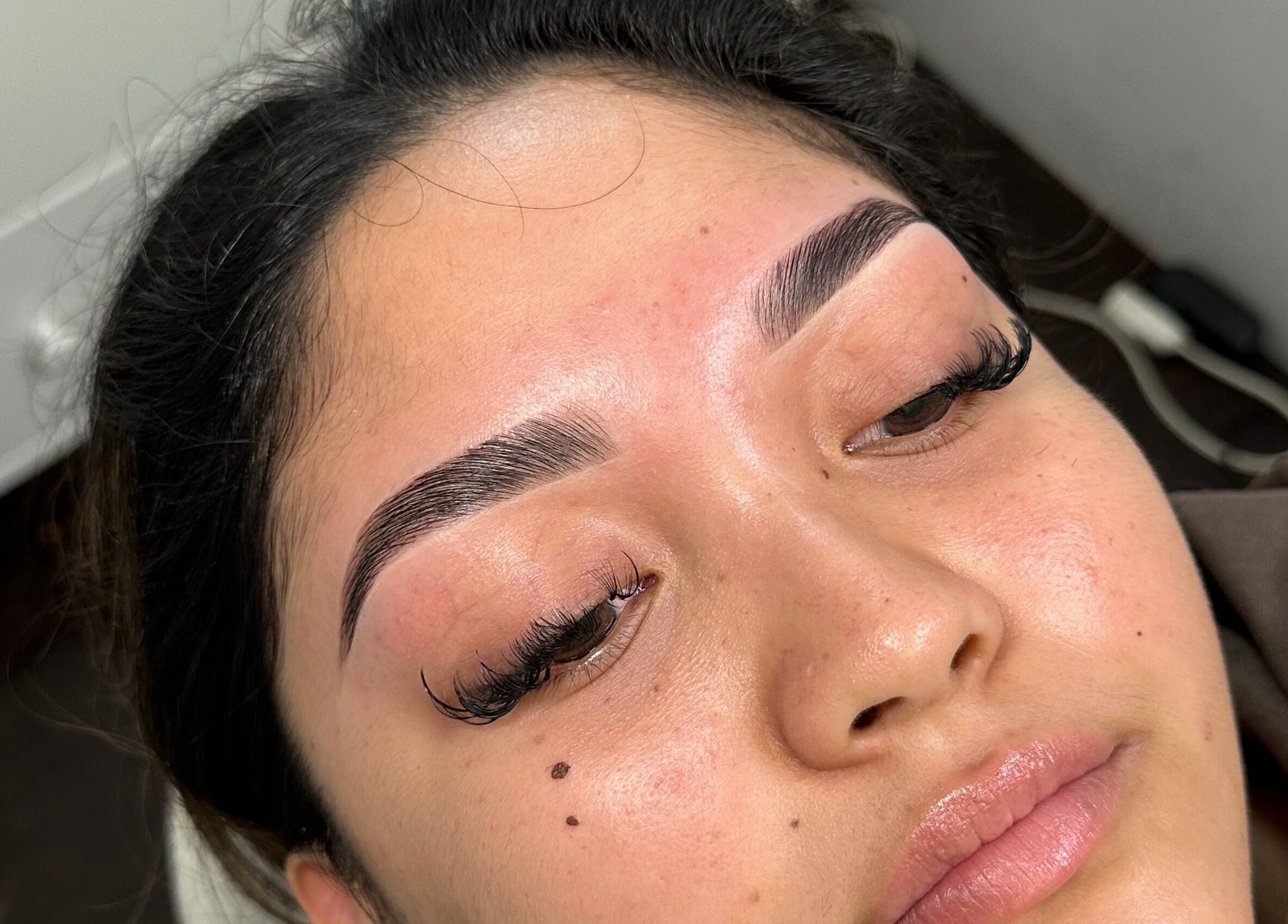 Perfectly shaped eyebrows at SmBrowArtist in Downey, California, US, showcasing beauty excellence.