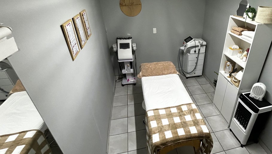A serene treatment room at Bodi Laser in Benoni, Gauteng, ZA, featuring a therapy bed and modern equipment.