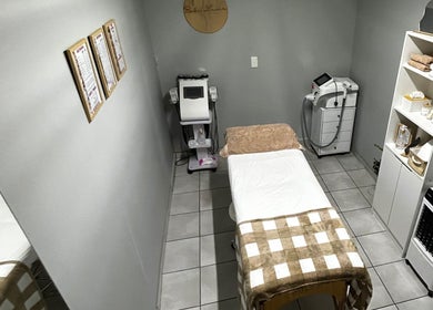 A serene treatment room at Bodi Laser in Benoni, Gauteng, ZA, featuring a therapy bed and modern equipment.