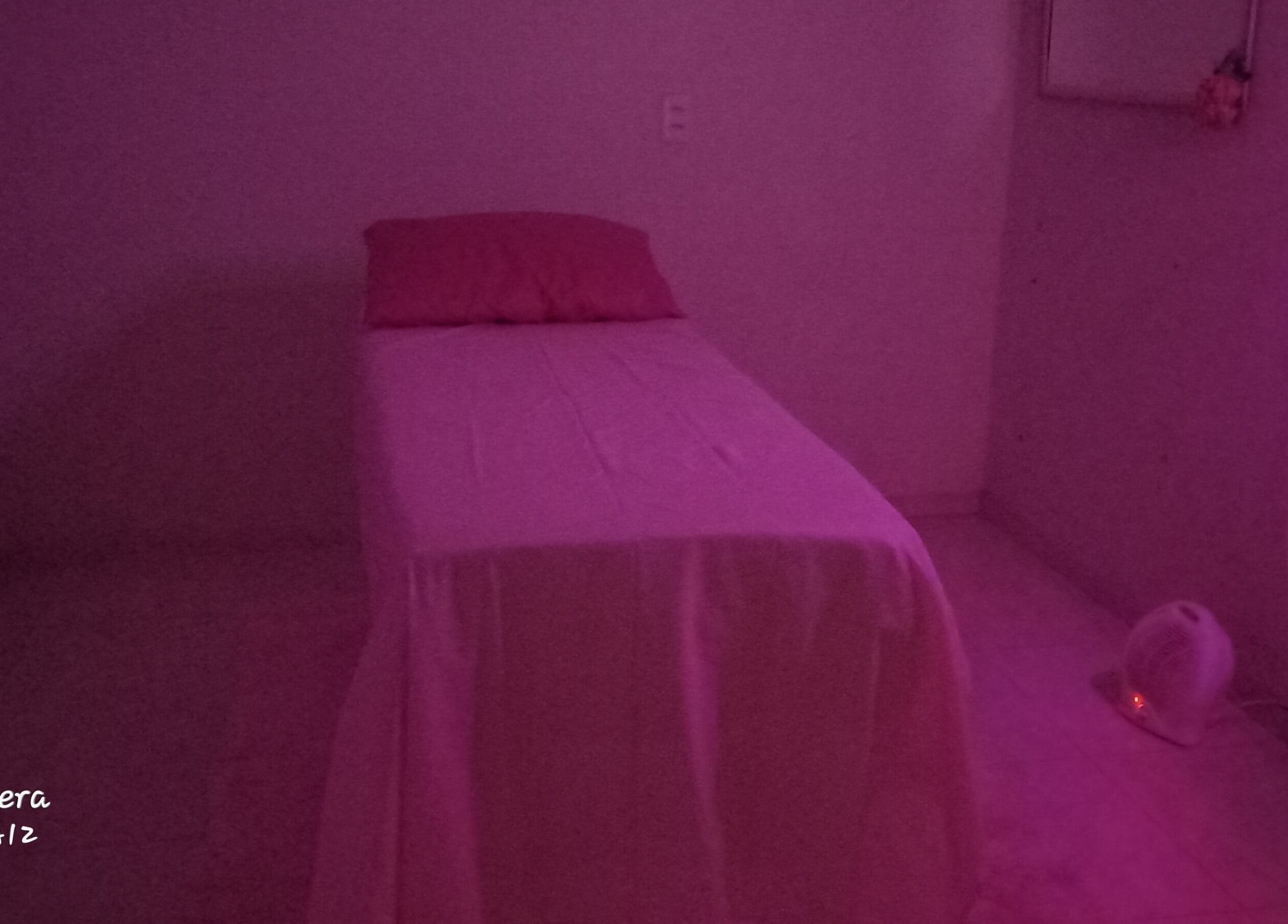 Sala de massagem iluminada com luz suave no Espaço de Beleza, São Paulo, São Paulo, BR.