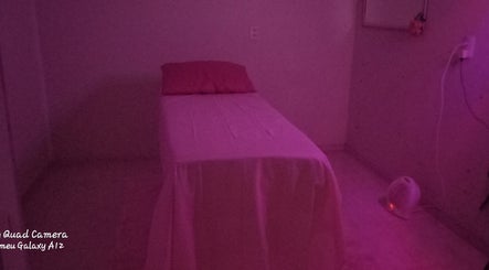Sala de massagem iluminada com luz suave no Espaço de Beleza, São Paulo, São Paulo, BR.