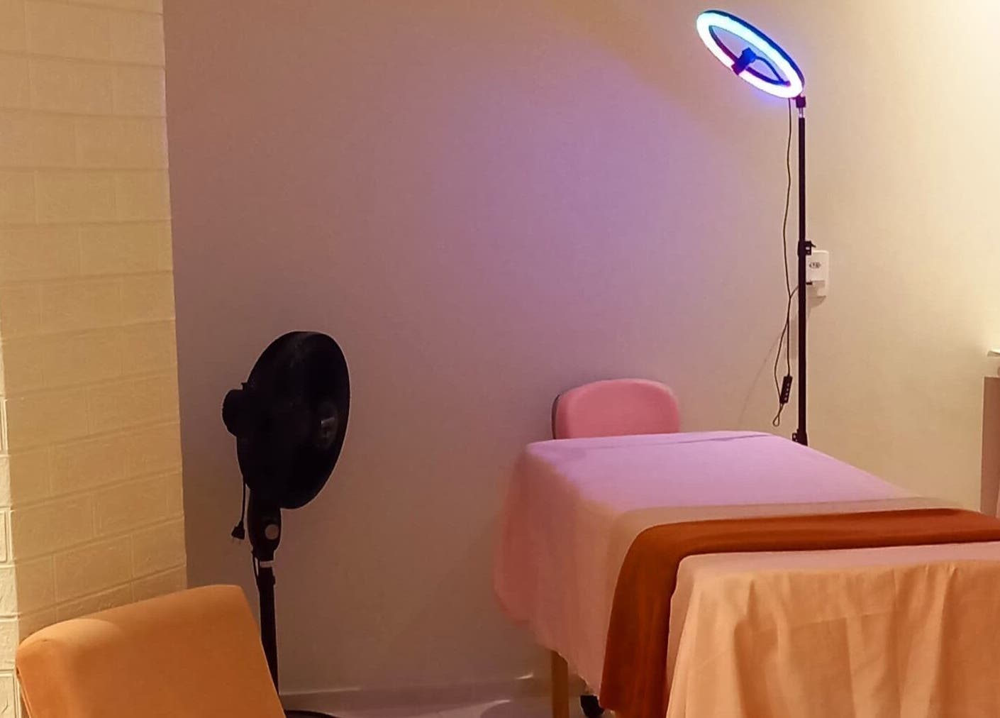 Sala de massagem acolhedora no Espaço de Beleza, São Paulo, São Paulo, BR.