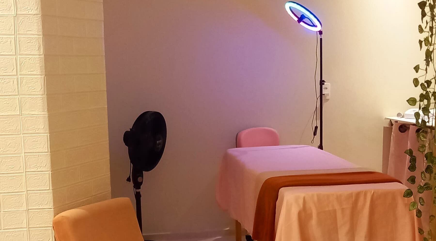 Sala de massagem acolhedora no Espaço de Beleza, São Paulo, São Paulo, BR.