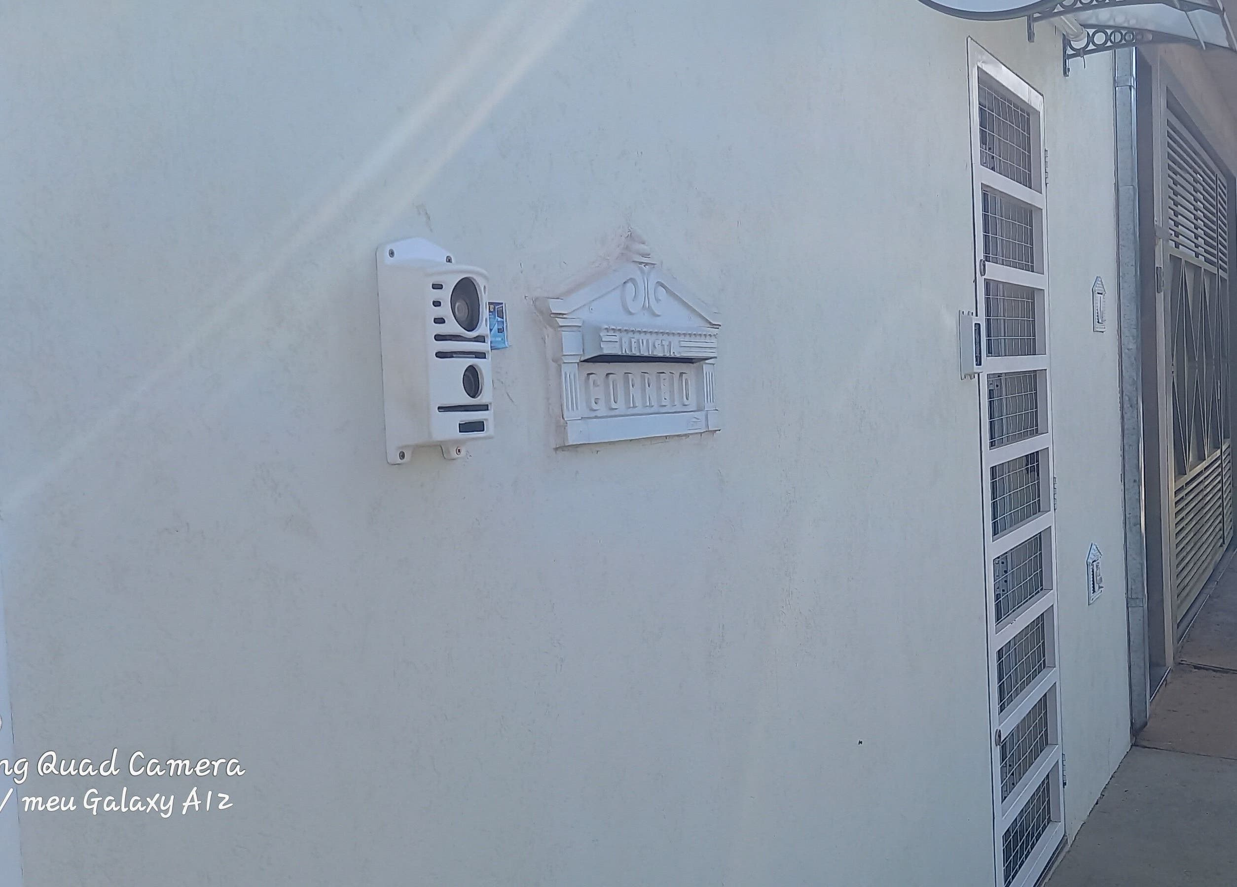 Parede branca na entrada do Espaço de Beleza em São Paulo, São Paulo, BR com caixa de correio decorativa.