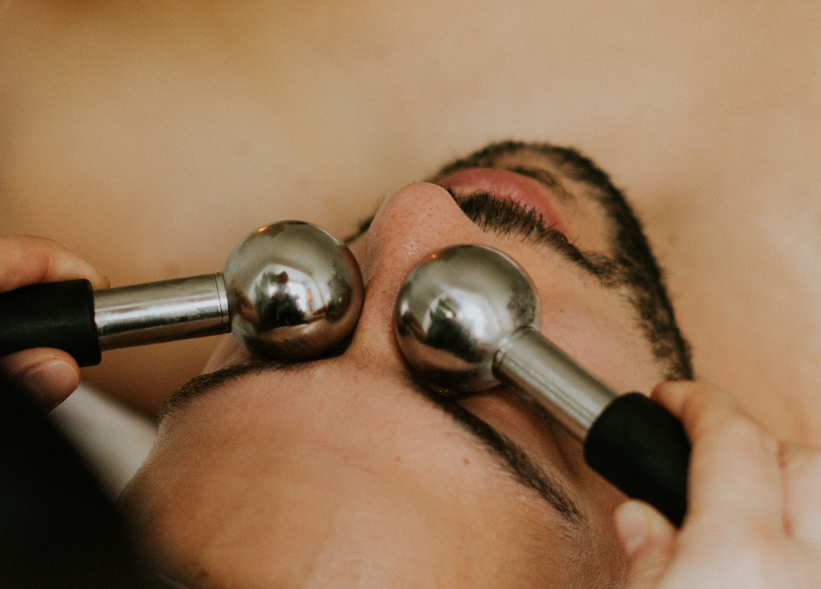 Tratamento facial com esferas na Daniela Dos Santos em Lisboa, PT, promovendo relaxamento e rejuvenescimento.