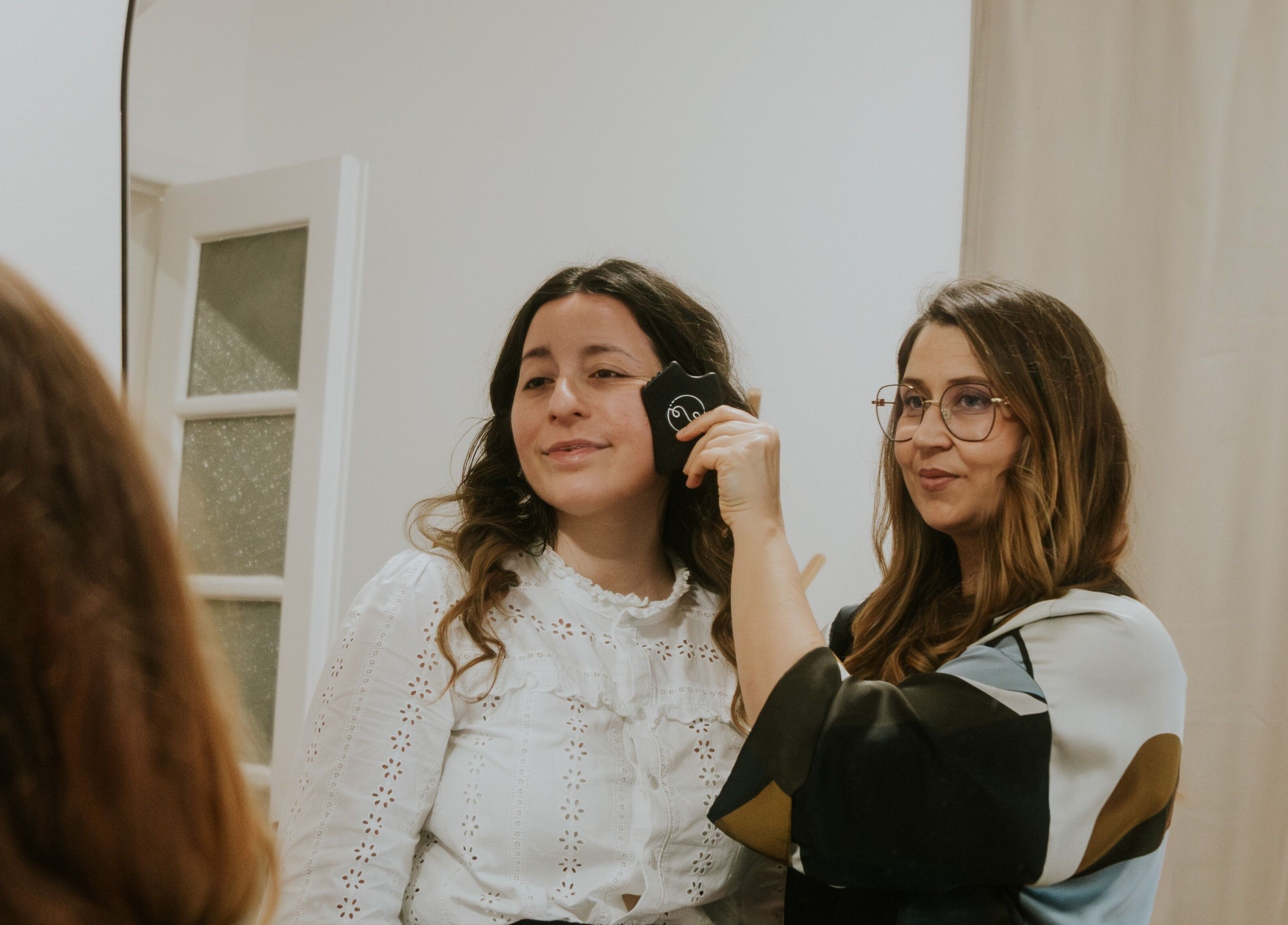 Sessão de terapia facial na Daniela Dos Santos, Lisboa, PT, com cliente sorrindo.