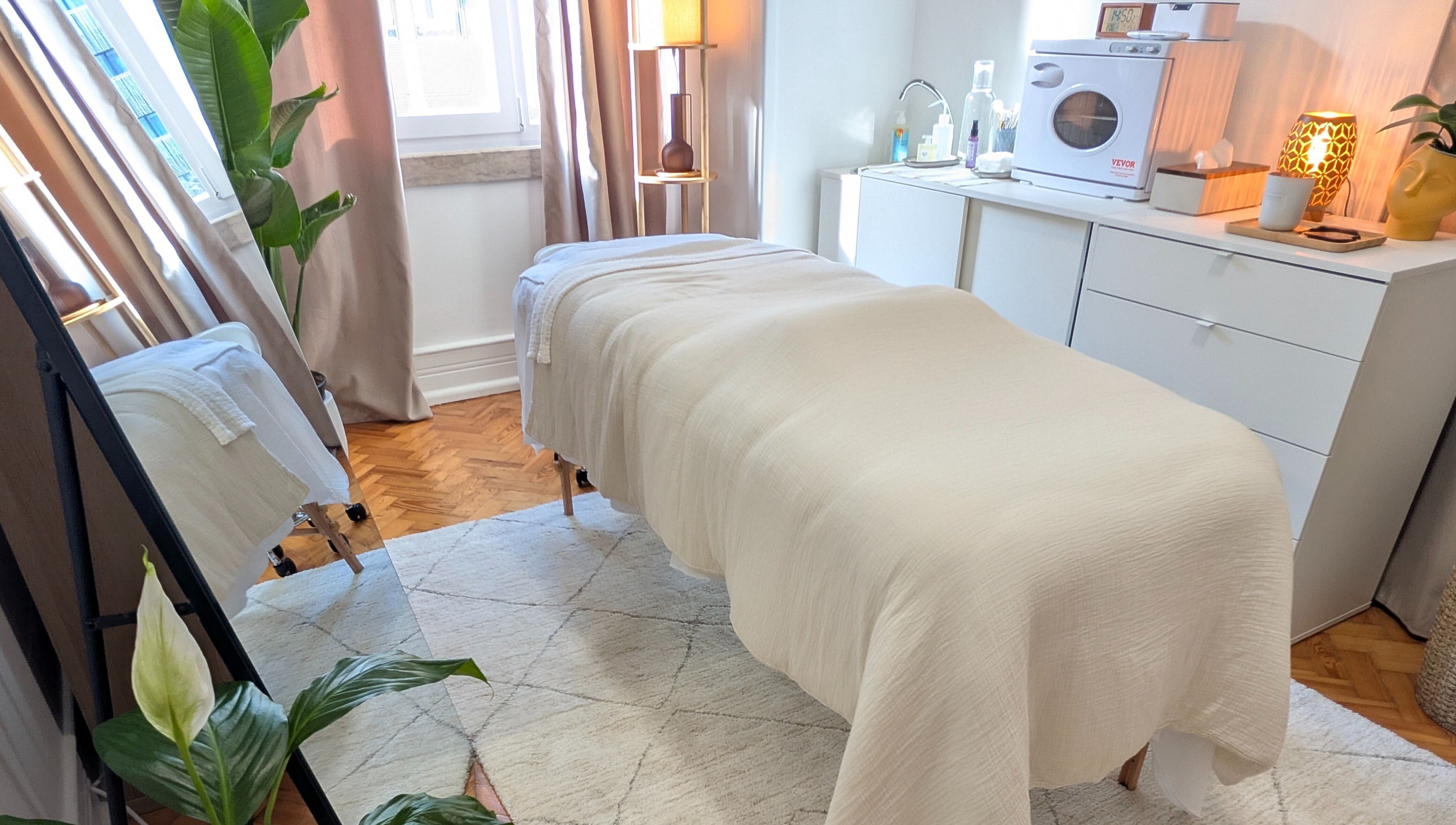 Sala de tratamento tranquila em Daniela Dos Santos, Lisboa, PT, com uma cama confortável e decorações suaves.