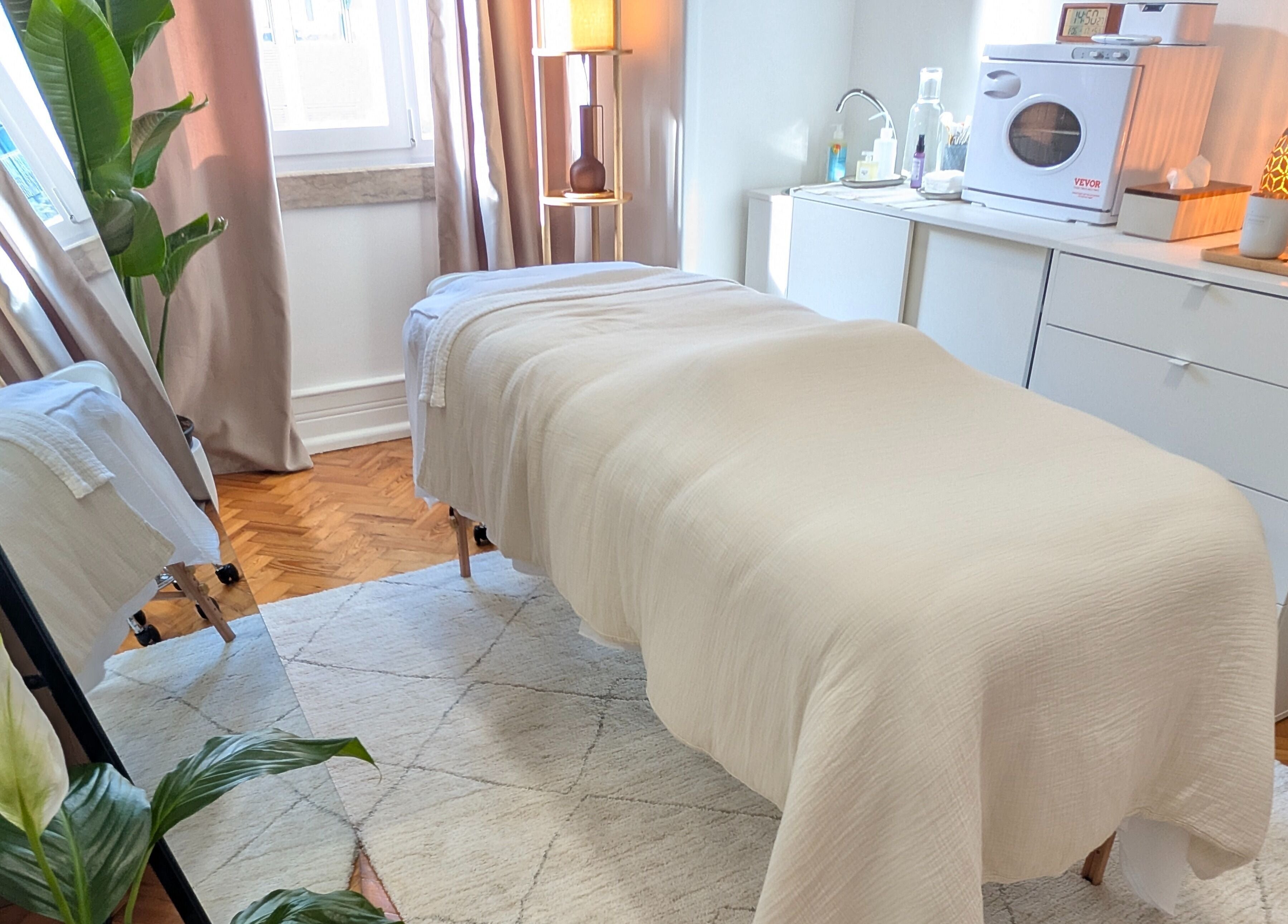 Sala de tratamento tranquila em Daniela Dos Santos, Lisboa, PT, com uma cama confortável e decorações suaves.