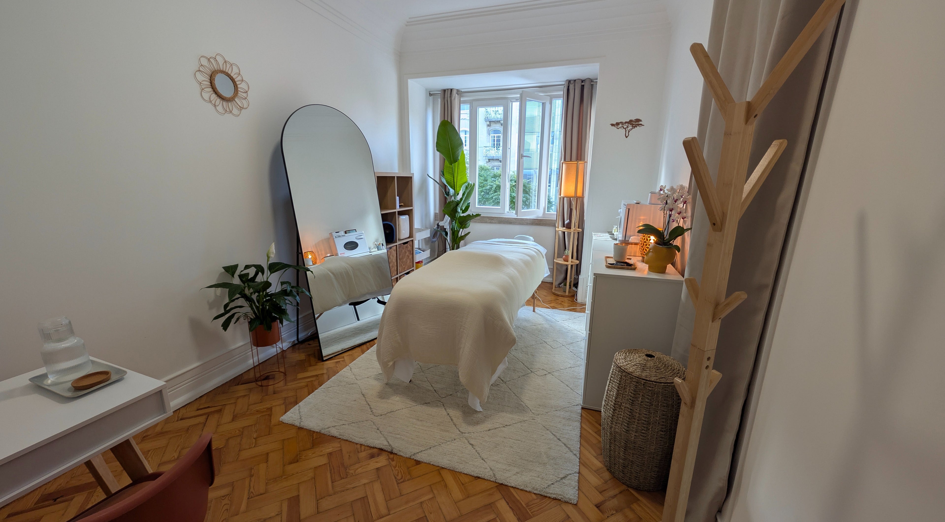 Sala de beleza relaxante em Daniela Dos Santos, Lisboa, PT, com maca preparada para tratamentos.