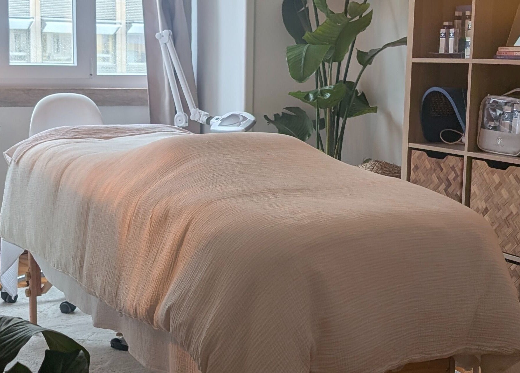 Sala de spa com cama de massagem em Daniela Dos Santos, Lisboa, PT.