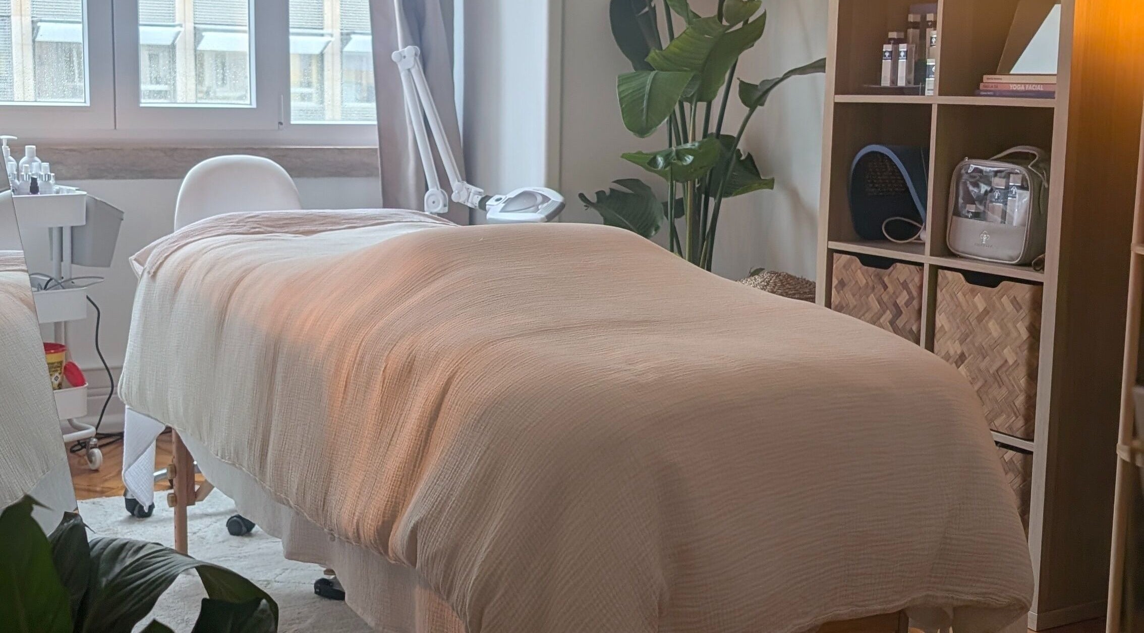 Sala de spa com cama de massagem em Daniela Dos Santos, Lisboa, PT.