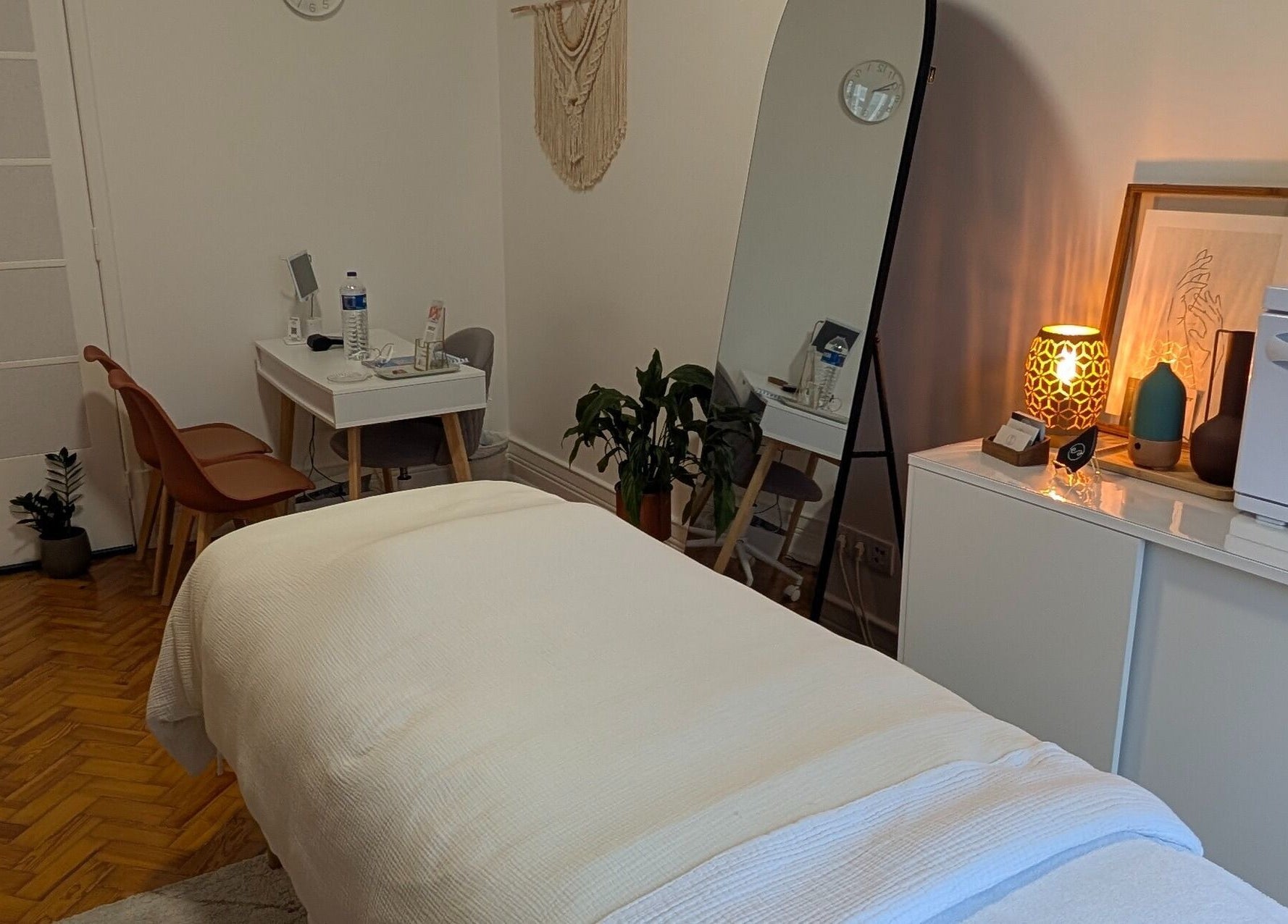 Sala de tratamento acolhedora na Daniela Dos Santos em Lisboa, PT, com decoração elegante e iluminação suave.