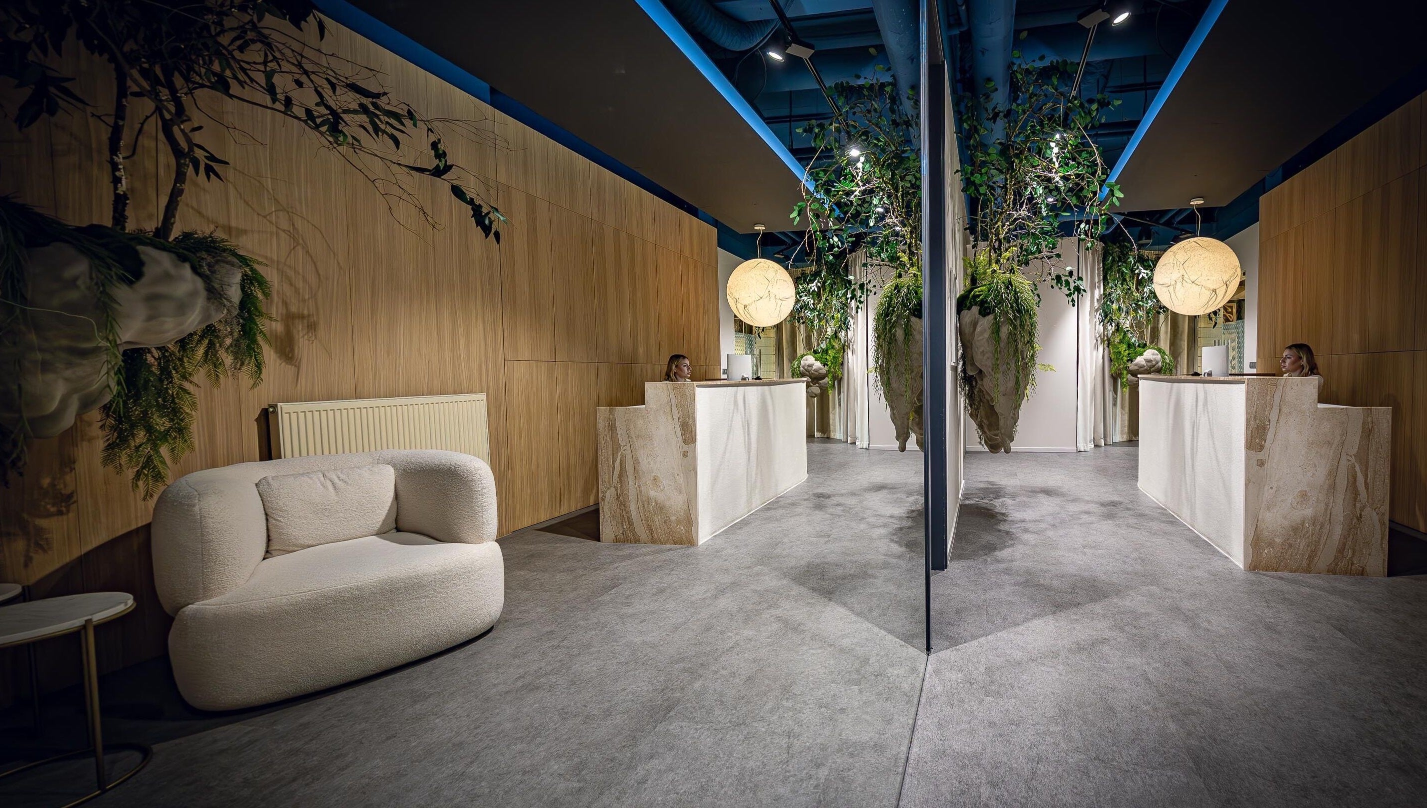 Stylová recepce v Aezoku Longevity Clinic, Bratislava, Bratislavský Kraj, SK, s moderním a relaxačním interiérem.