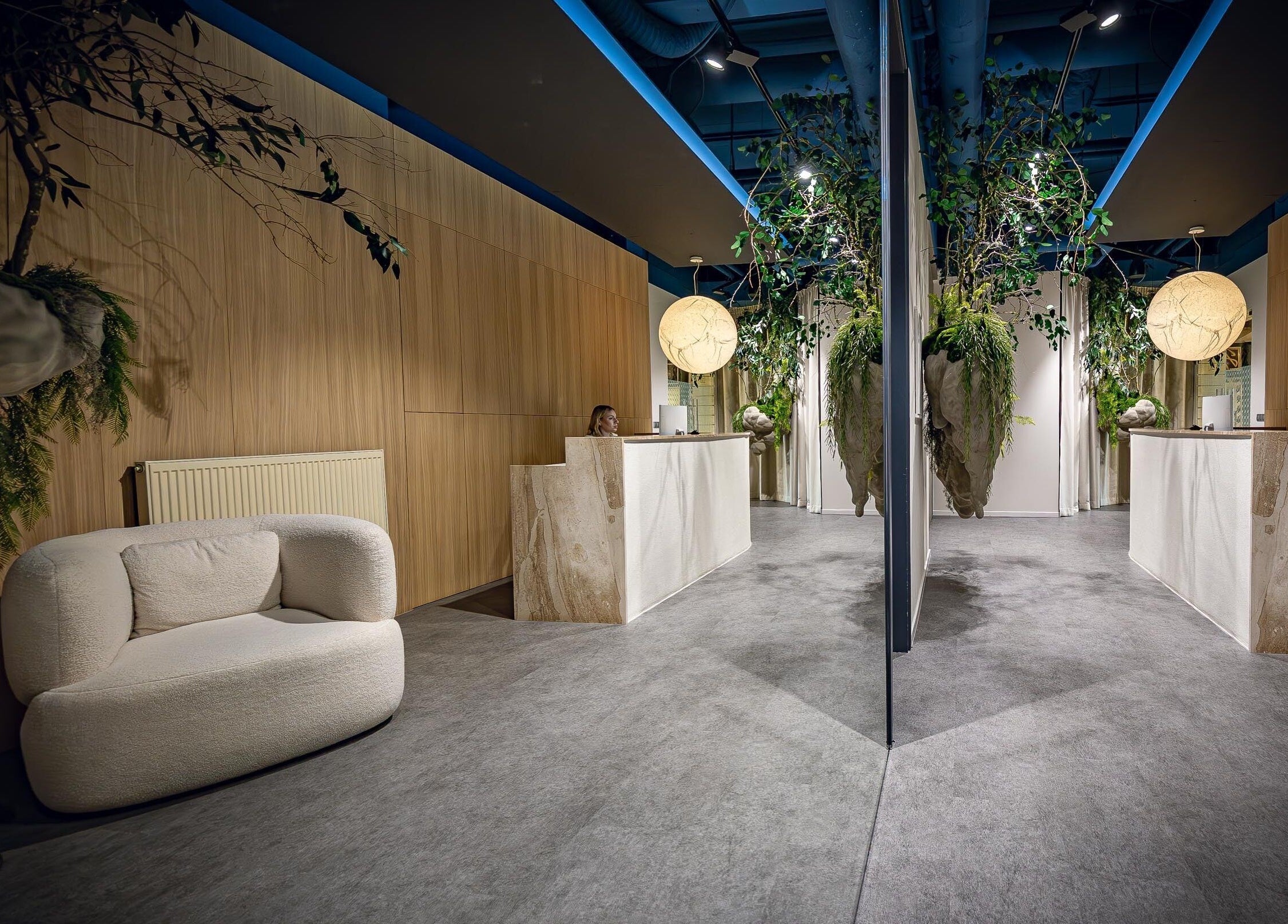 Stylová recepce v Aezoku Longevity Clinic, Bratislava, Bratislavský Kraj, SK, s moderním a relaxačním interiérem.