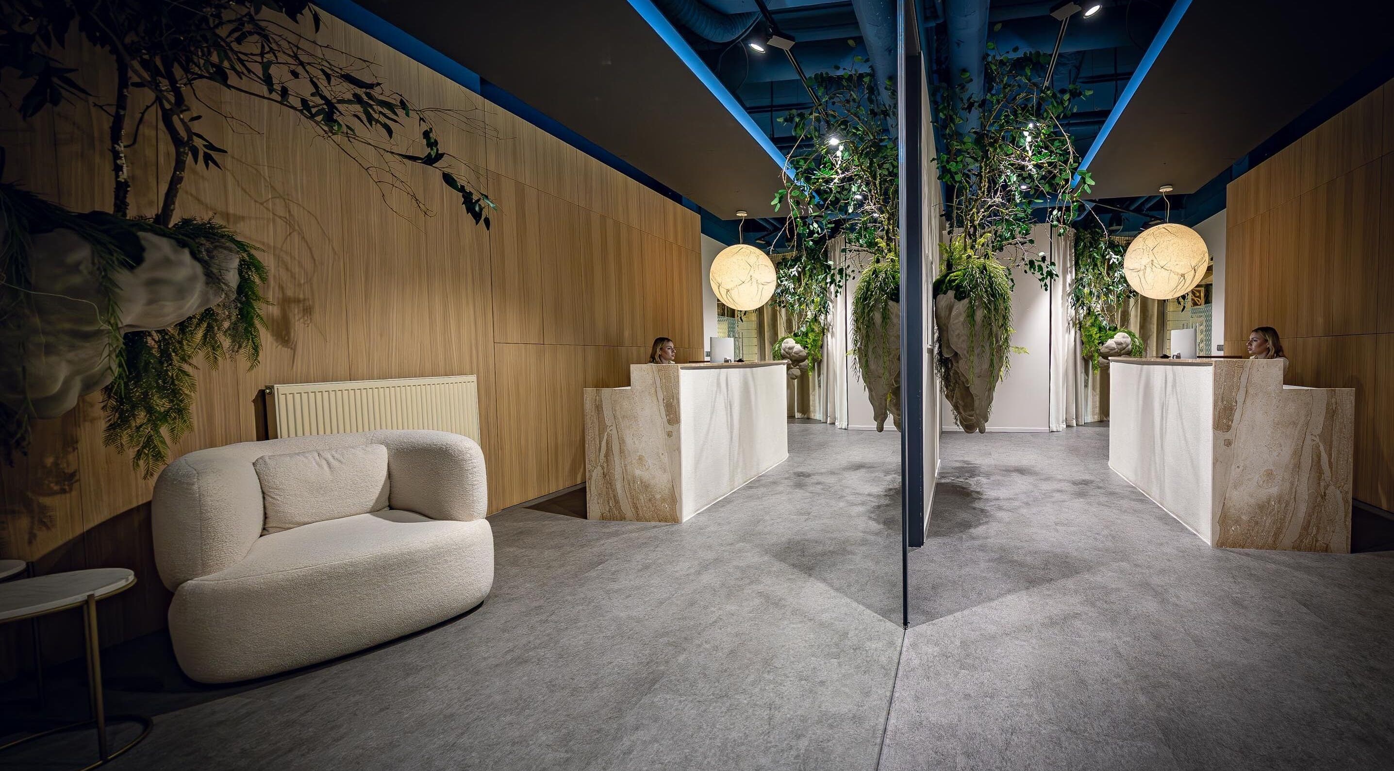 Stylová recepce v Aezoku Longevity Clinic, Bratislava, Bratislavský Kraj, SK, s moderním a relaxačním interiérem.