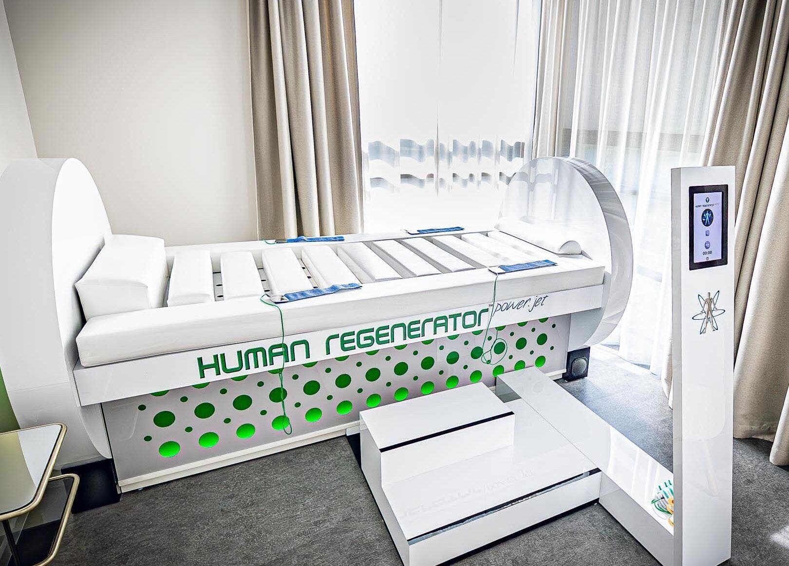 Moderní regenerační přístroj v Aezoku Longevity Clinic, Bratislava, Bratislavský Kraj, SK.