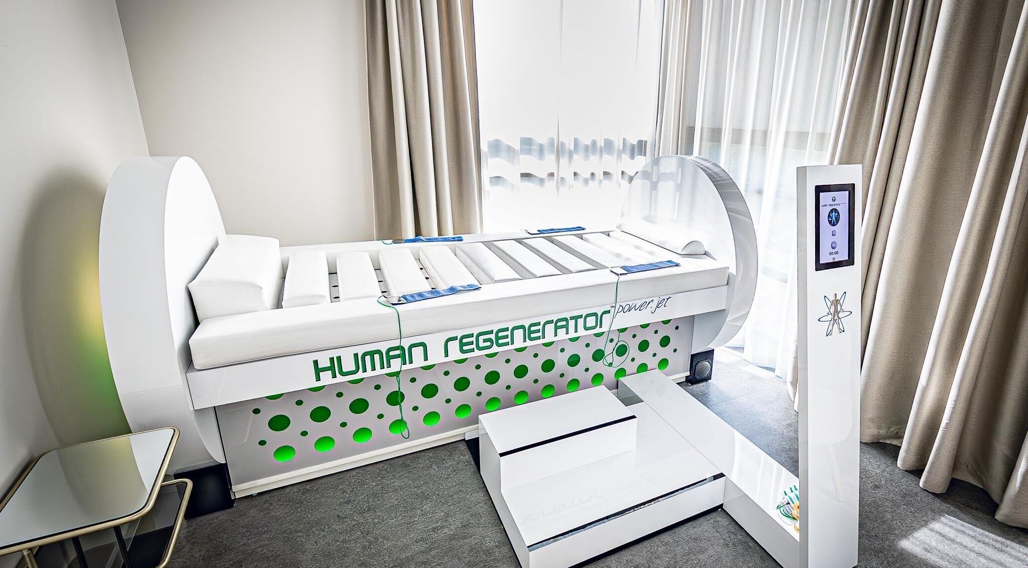Moderní regenerační přístroj v Aezoku Longevity Clinic, Bratislava, Bratislavský Kraj, SK.
