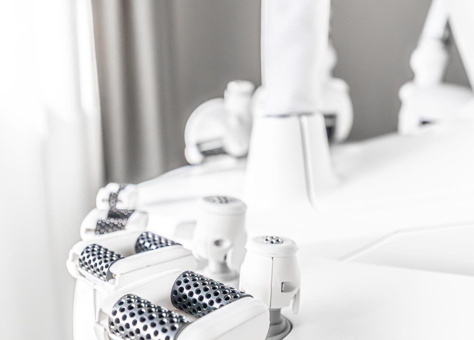 Modern přístroj na ošetření kůže v Aezoku Longevity Clinic, Bratislava, Bratislavský Kraj, SK.