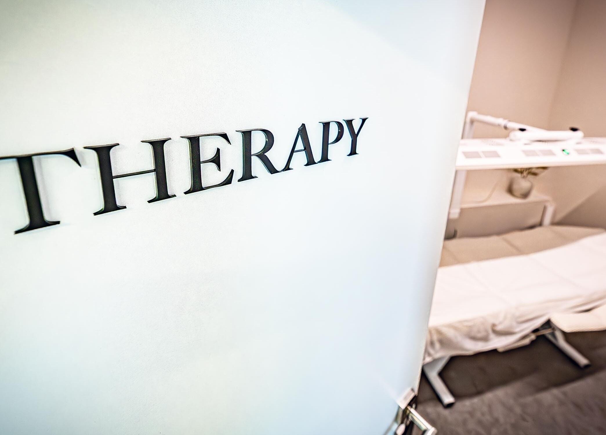 Léčebná místnost v Aezoku Longevity Clinic, Bratislava, Bratislavský Kraj, SK, připravená na terapii.