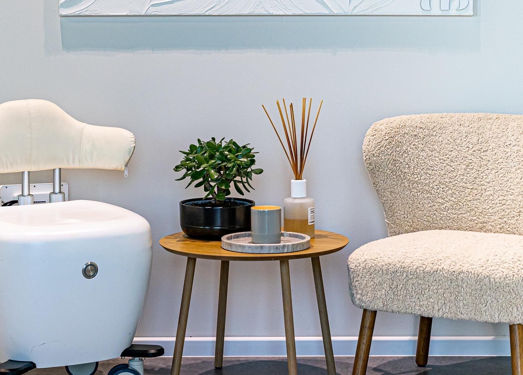 Relaxační koutek v Aezoku Longevity Clinic, Bratislava, Bratislavský Kraj, SK s moderním nábytkem.