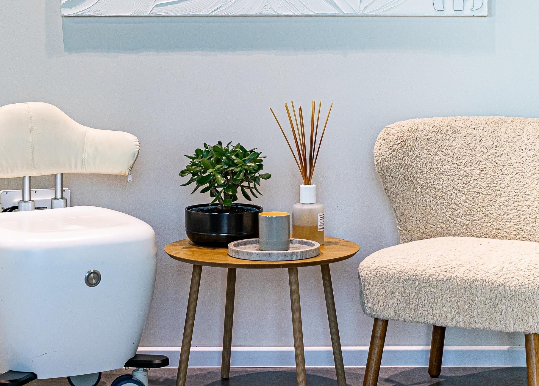 Relaxační koutek v Aezoku Longevity Clinic, Bratislava, Bratislavský Kraj, SK s moderním nábytkem.