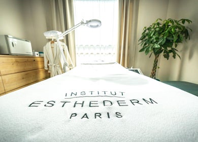 Lůžko na terapii v Aezoku Longevity Clinic, Bratislava, Bratislavský Kraj, SK, připravené pro klienty.
