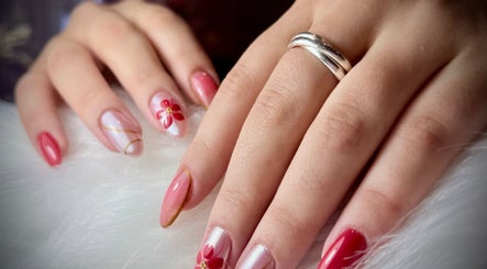 Elegant floral nail art at Glamicious nails by Katia in L-imġarr, MT.
