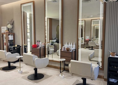 ديكور فاخر في NR spa بالرياض, منطقة الرياض, SA مع كراسي صالون وأدوات تجميل.