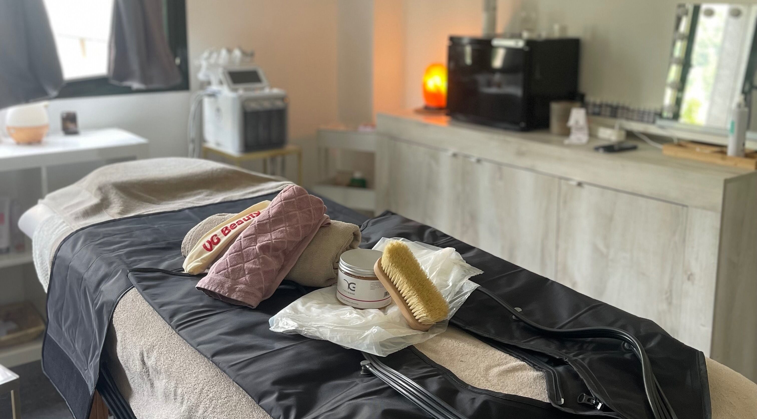 Sala massaggi di VG Beauty con attrezzature e asciugamani a Como, Lombardia, IT.