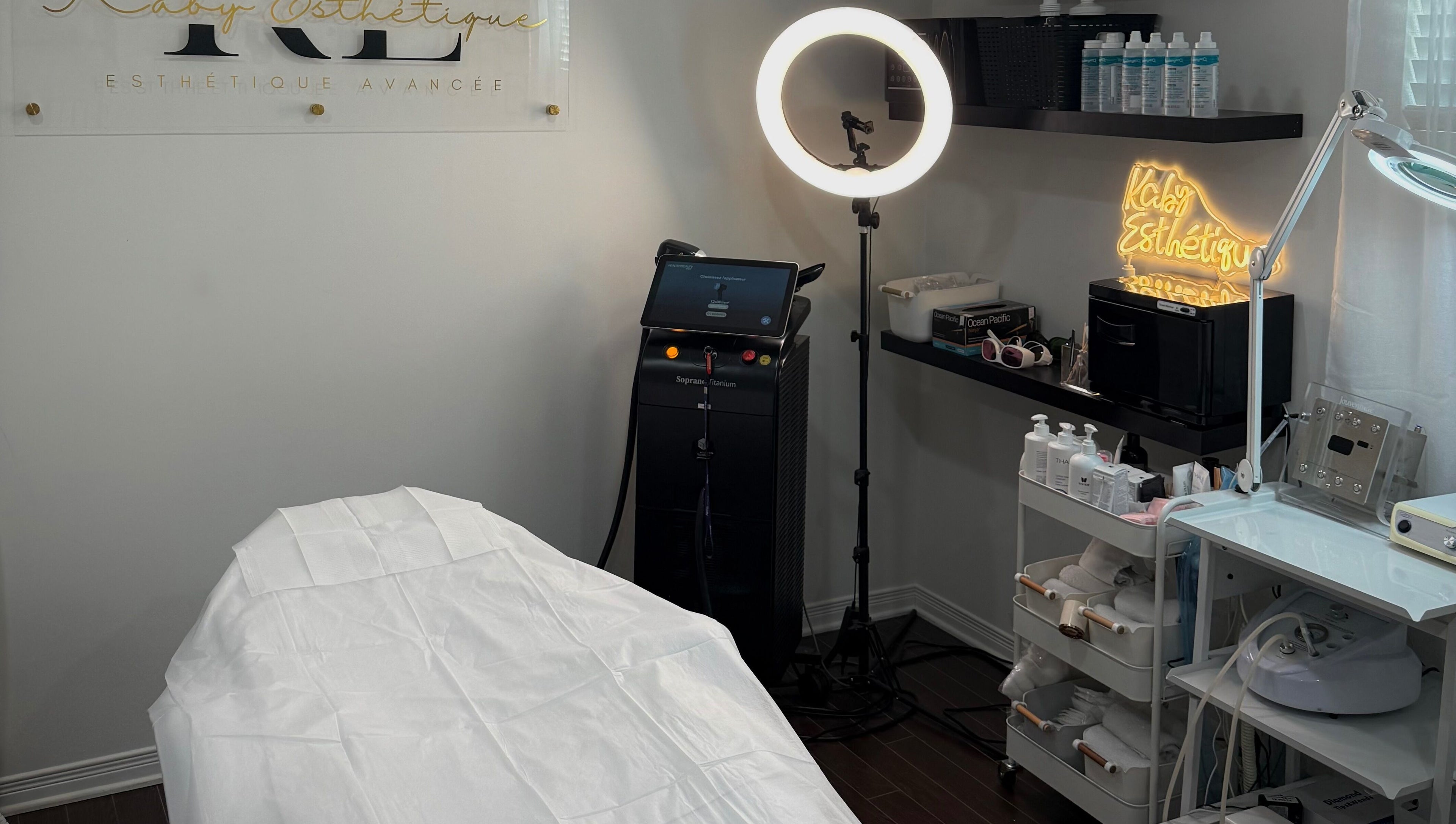 Salle de traitement à Kaby Esthetique, Saint-Constant, Québec, CA, avec équipement moderne et ambiance apaisante.