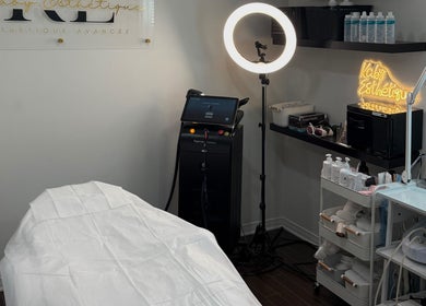 Salle de traitement à Kaby Esthetique, Saint-Constant, Québec, CA, avec équipement moderne et ambiance apaisante.