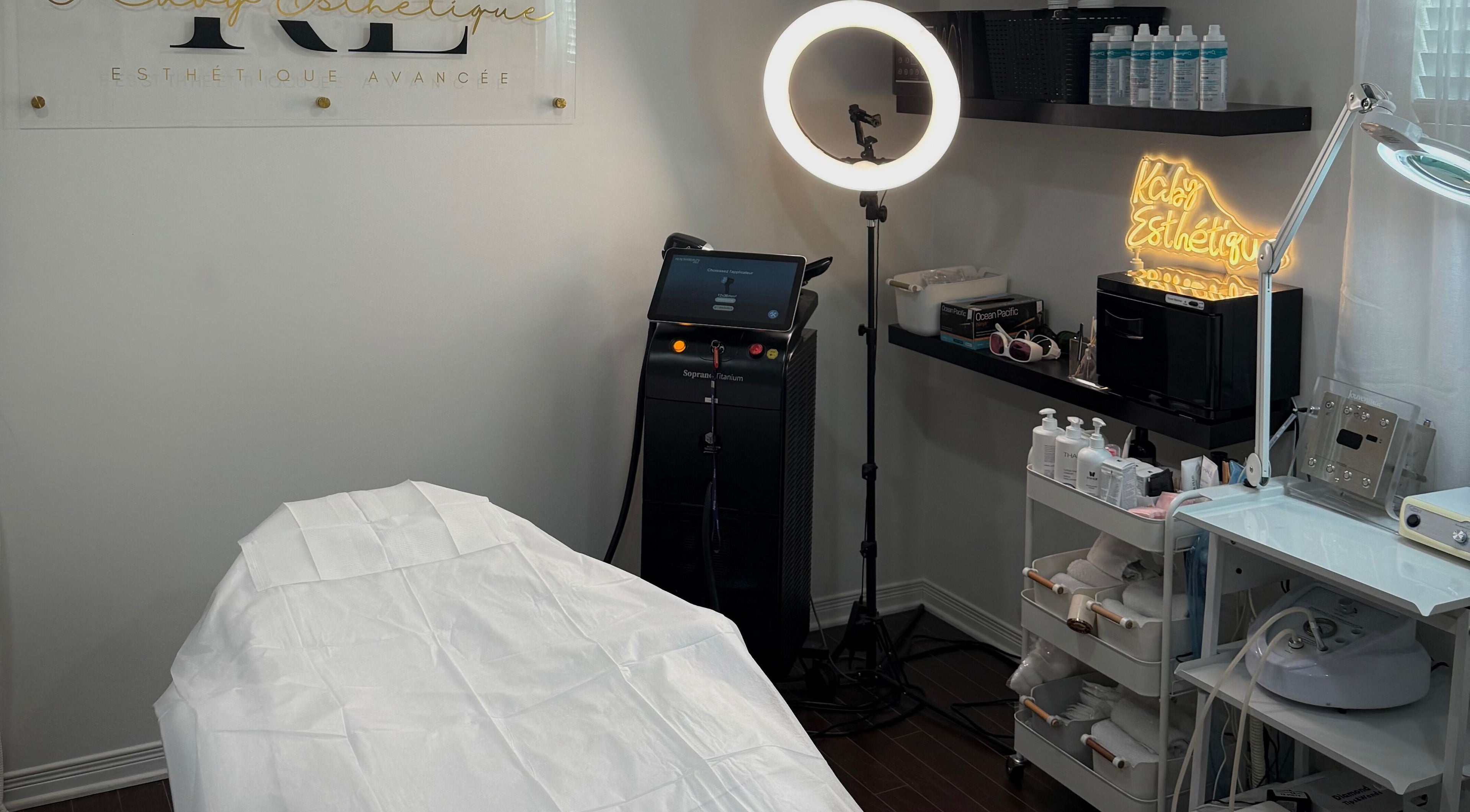 Salle de traitement à Kaby Esthetique, Saint-Constant, Québec, CA, avec équipement moderne et ambiance apaisante.
