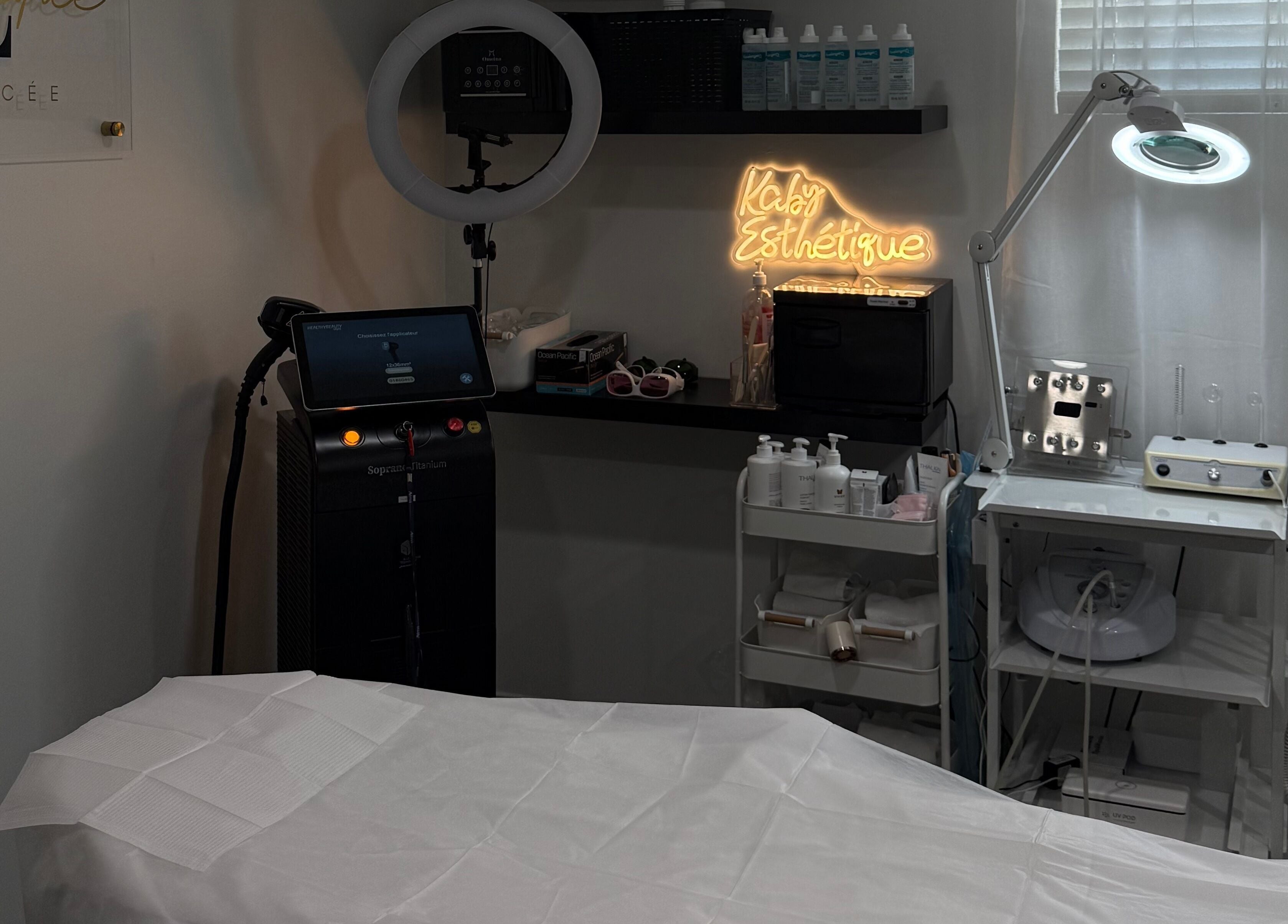 Salle de soin moderne à Kaby Esthetique, Saint-Constant, Québec, CA.