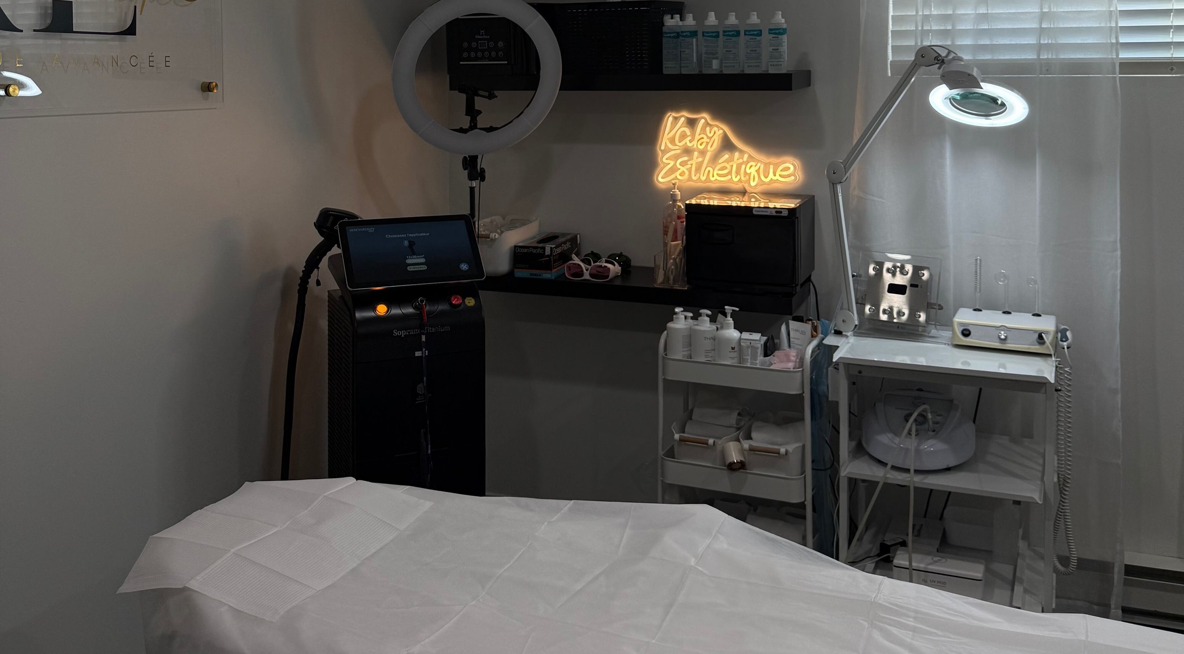 Salle de soin moderne à Kaby Esthetique, Saint-Constant, Québec, CA.