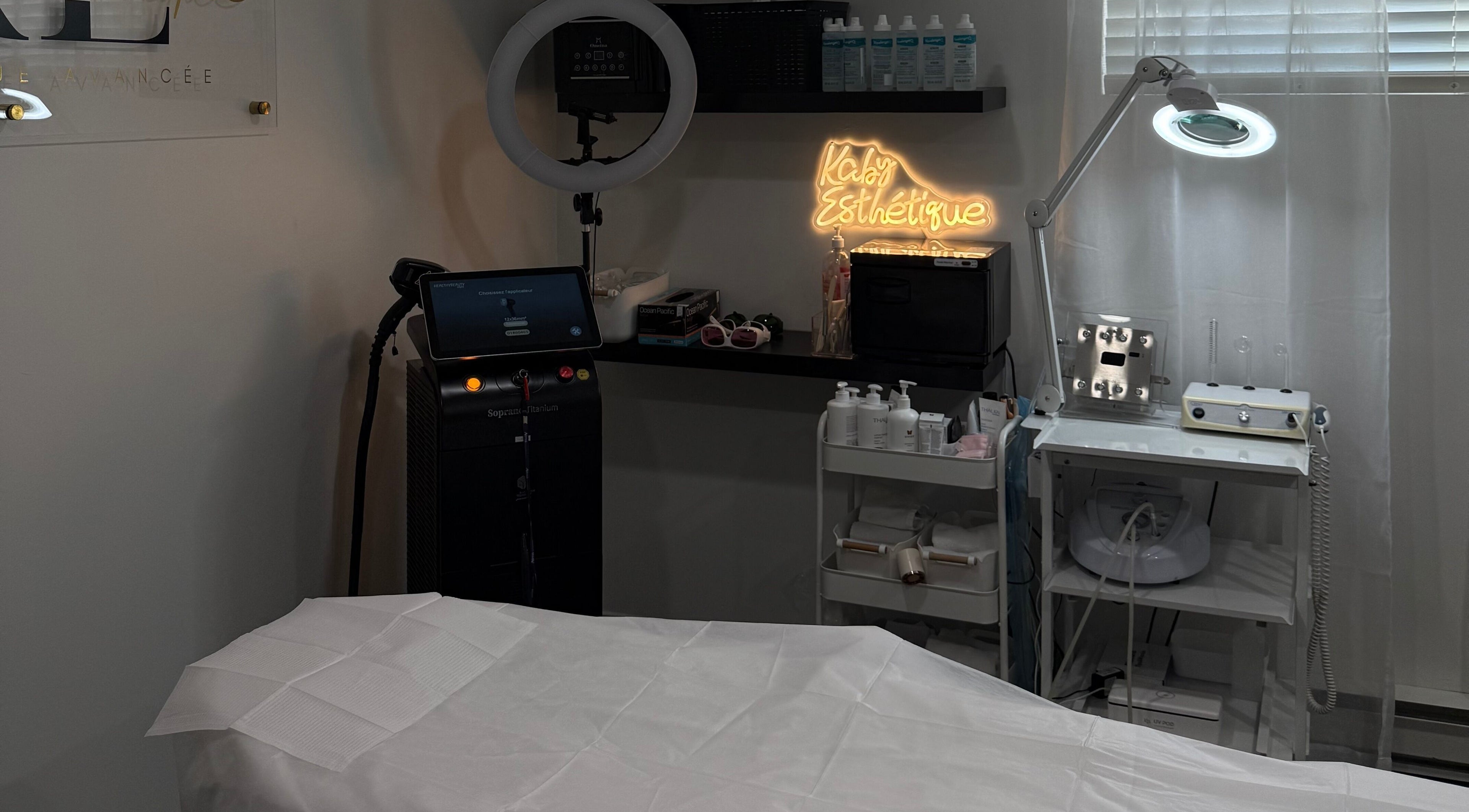 Salle de soin moderne à Kaby Esthetique, Saint-Constant, Québec, CA.