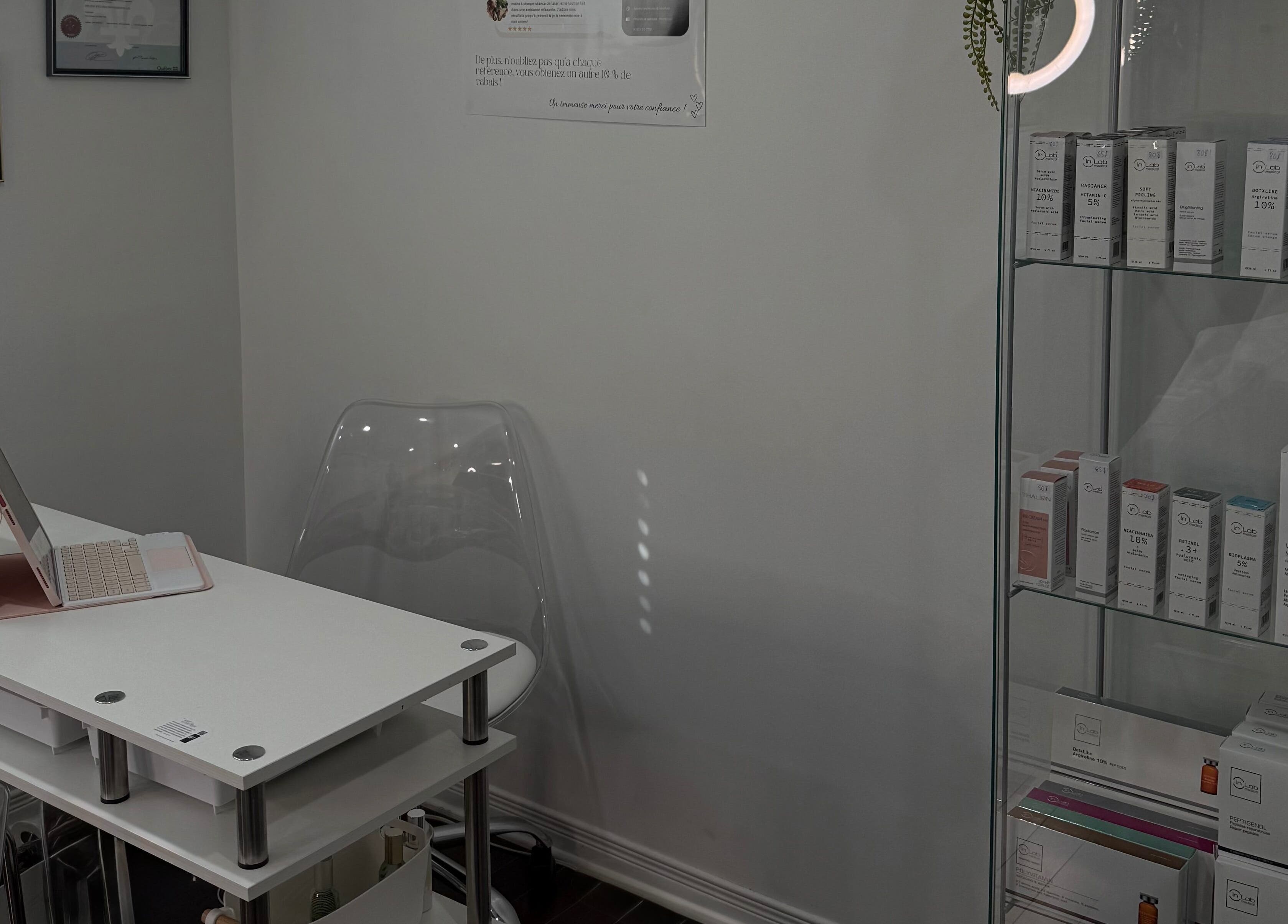 Intérieur élégant de Kaby esthetique à Saint-Constant, Québec, CA, avec produits de beauté sur étagères.