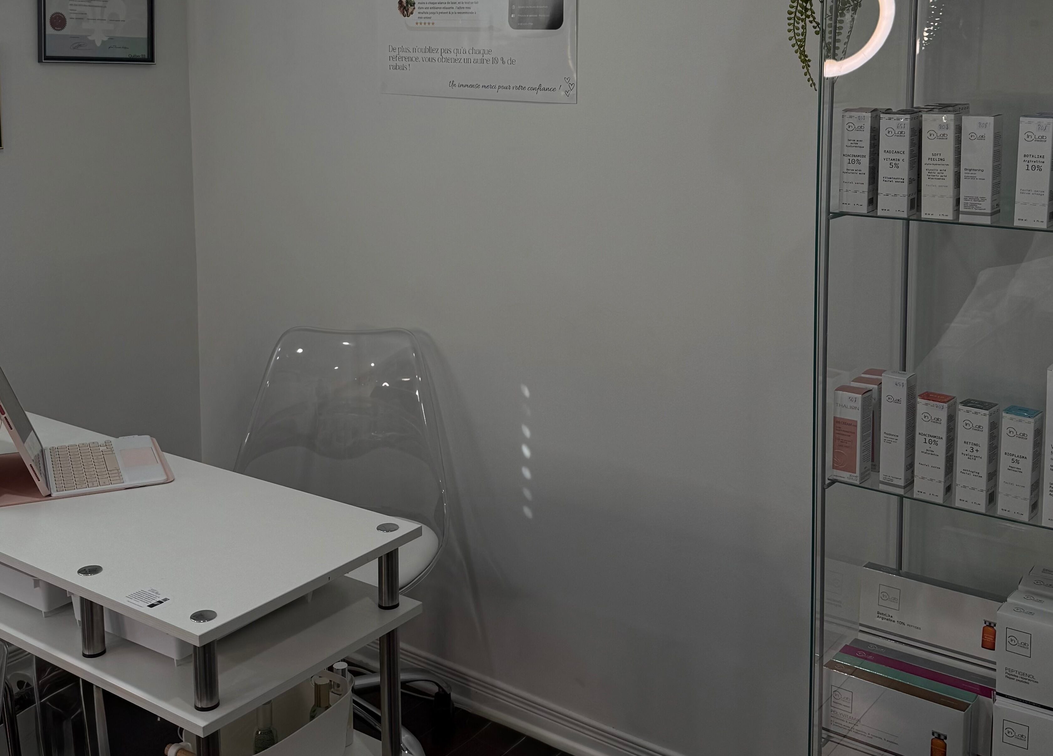 Intérieur élégant de Kaby esthetique à Saint-Constant, Québec, CA, avec produits de beauté sur étagères.