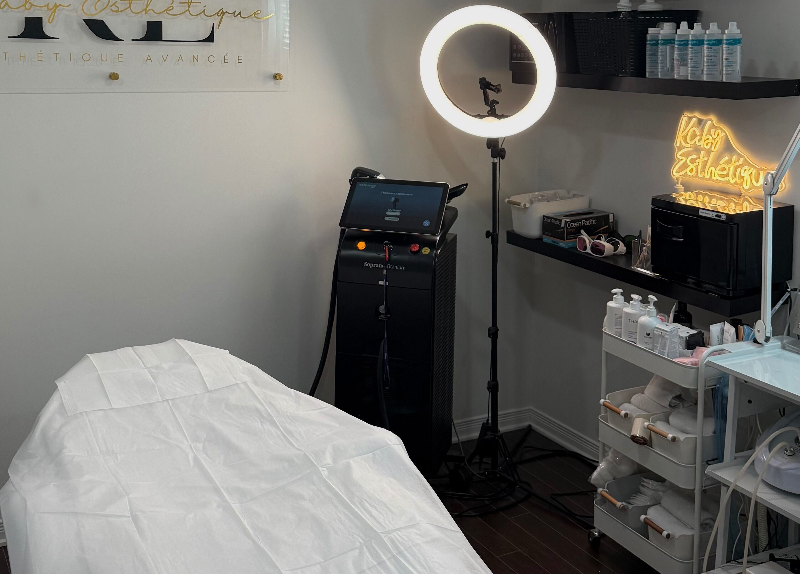 Salle de soins moderne à Kaby Esthetique, Saint-Constant, Québec, CA avec équipement esthétique avancé.