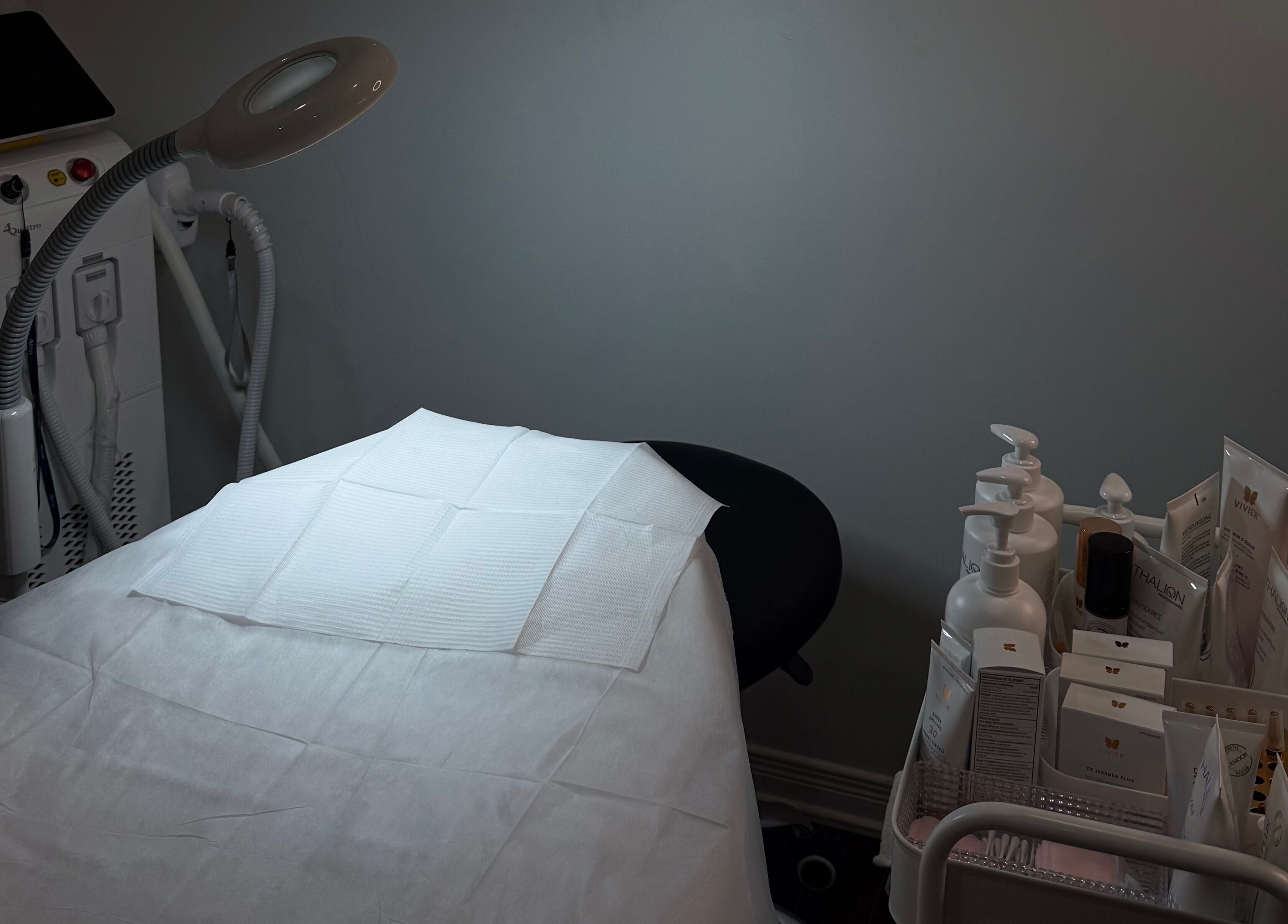 Table de soins et équipements chez Kaby esthetique à Saint-constant, Québec, CA pour une expérience bien-être.