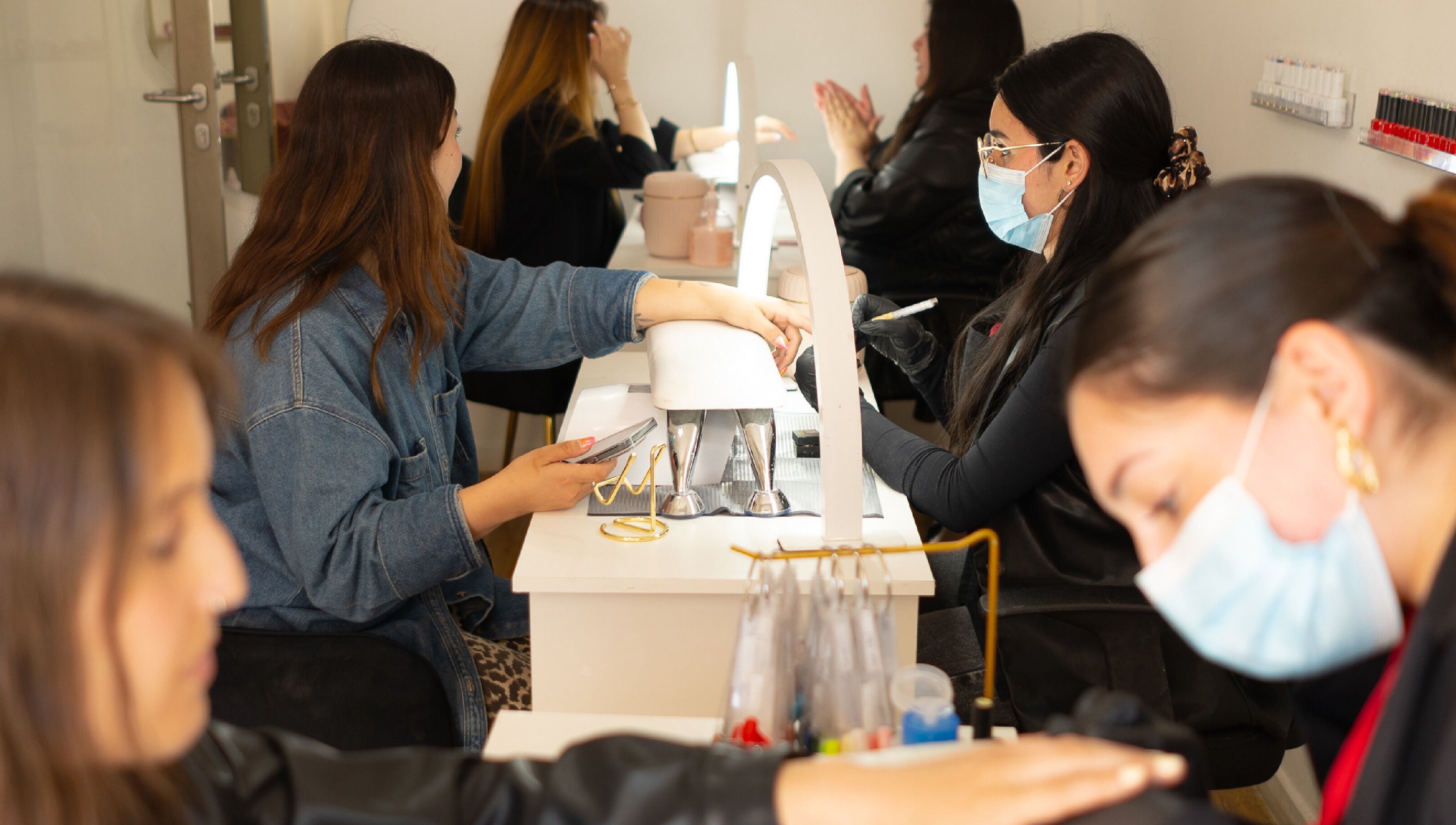 Clientes disfrutando manicura en Girls Therapy, Concepción, Bío Bío, CL.