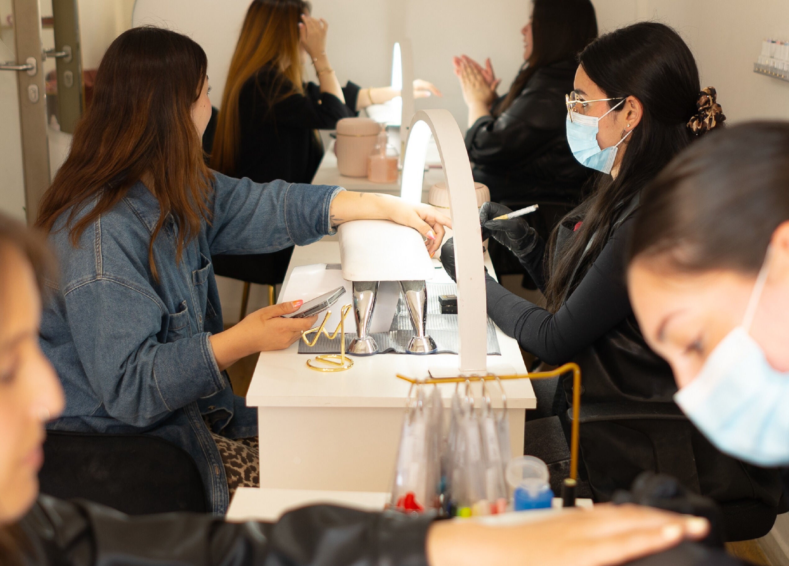 Clientes disfrutando manicura en Girls Therapy, Concepción, Bío Bío, CL.