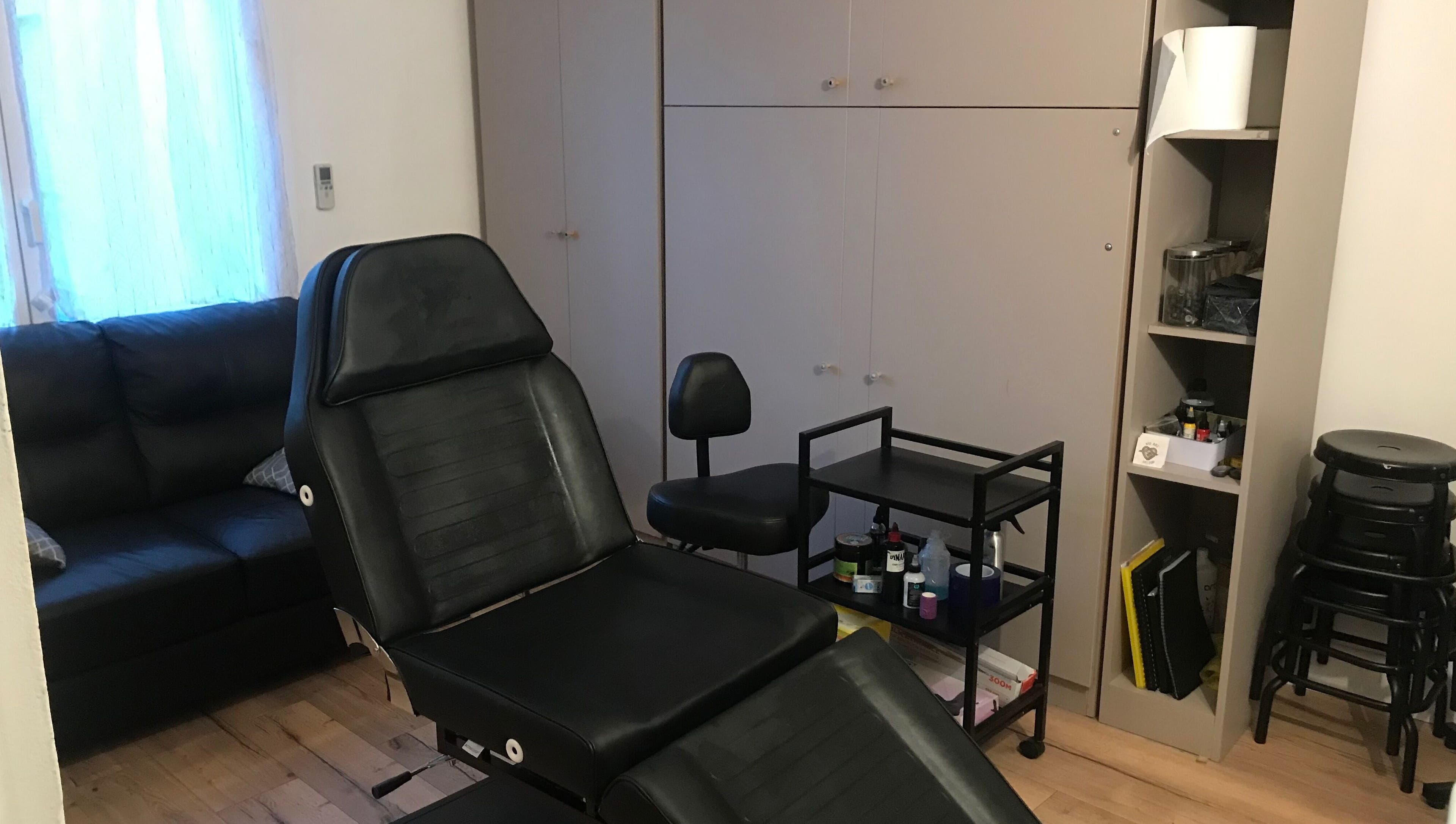 Salle de soin moderne chez NM natural brows, Saint-Raphaël, Provence-Alpes-Côte d'Azur, FR.