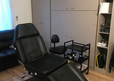 Salle de soin moderne chez NM natural brows, Saint-Raphaël, Provence-Alpes-Côte d'Azur, FR.