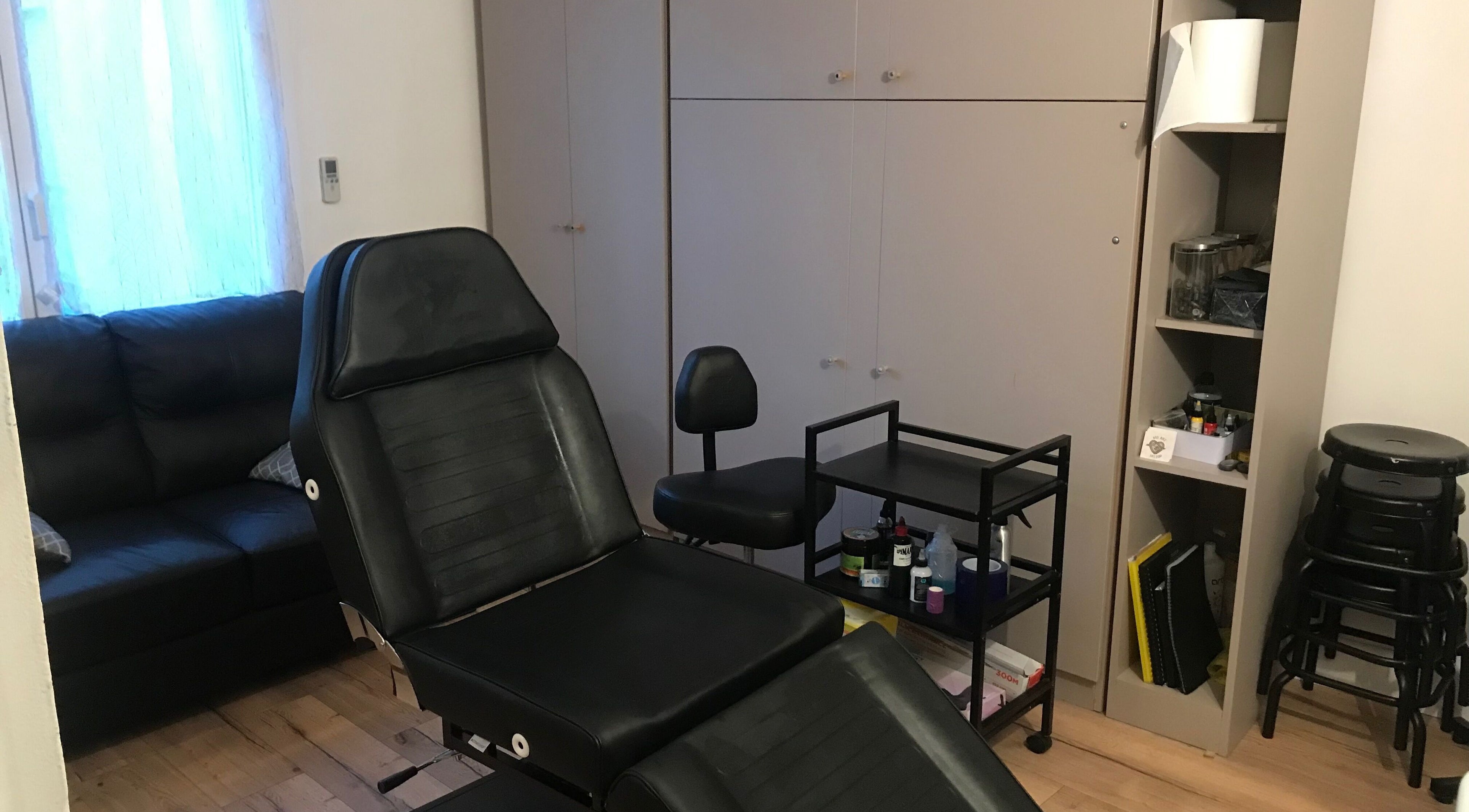 Salle de soin moderne chez NM natural brows, Saint-Raphaël, Provence-Alpes-Côte d'Azur, FR.