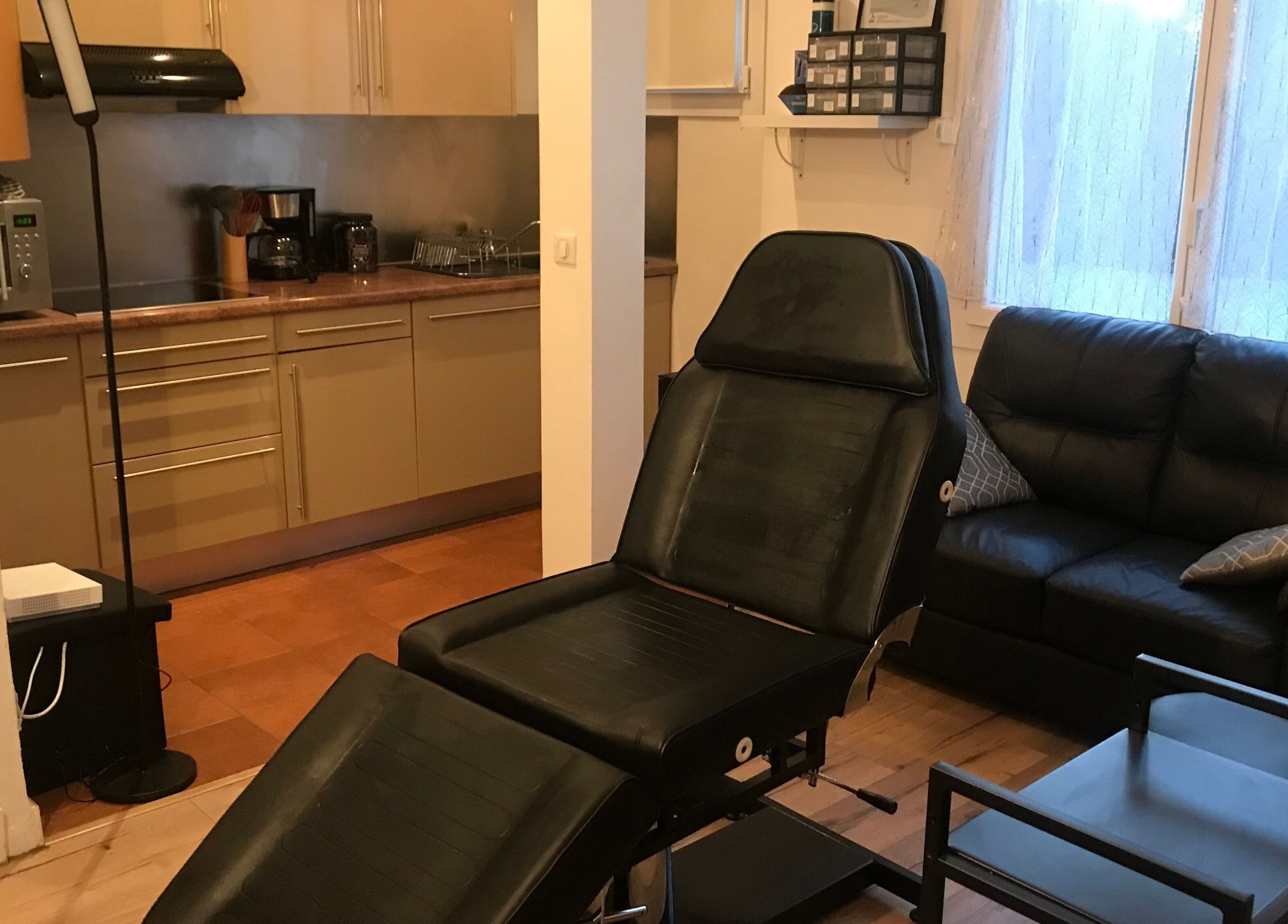 Intérieur chic du NM natural brows, Saint-Raphaël, Provence-Alpes-Côte d'Azur, FR, avec équipement de beauté.