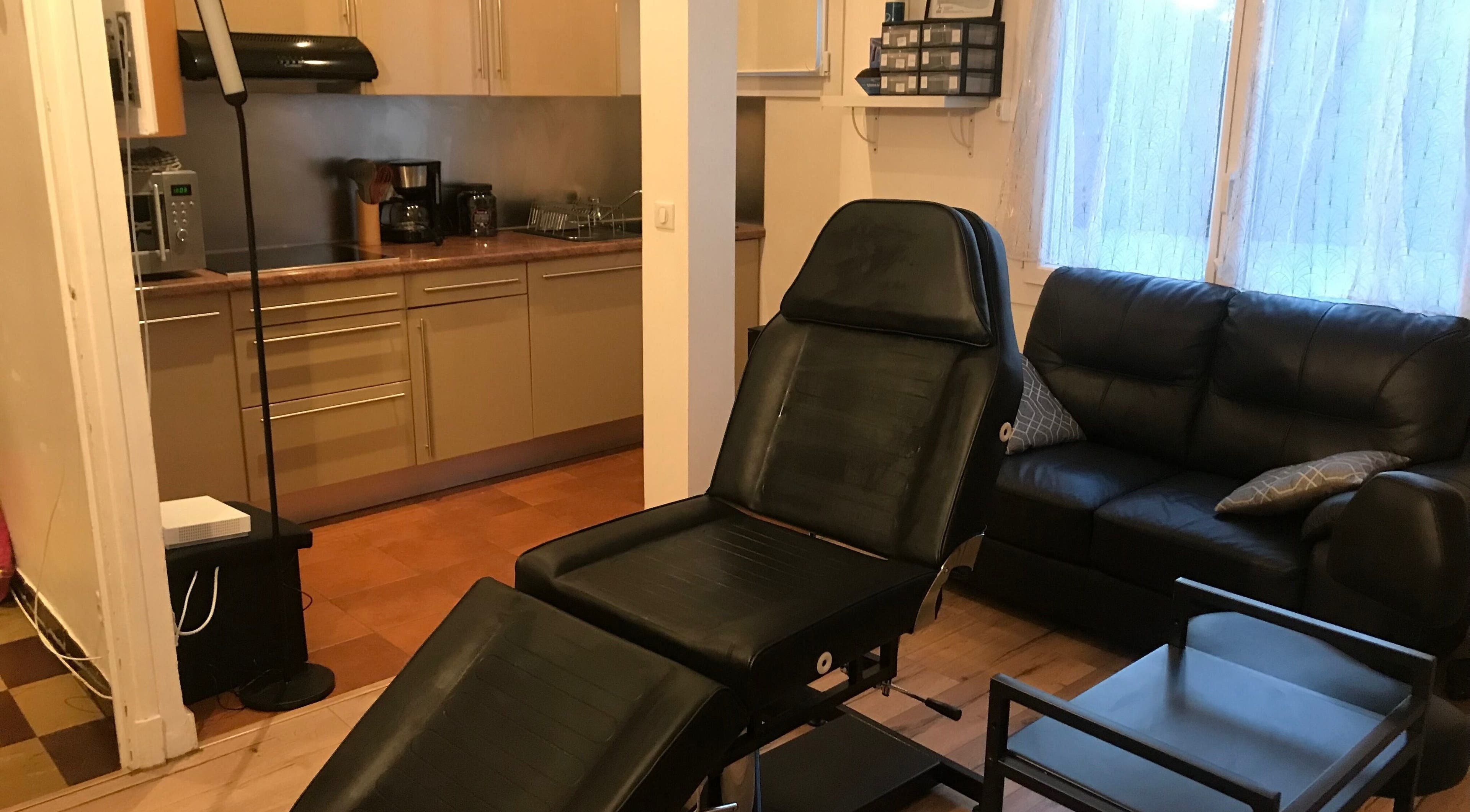 Intérieur chic du NM natural brows, Saint-Raphaël, Provence-Alpes-Côte d'Azur, FR, avec équipement de beauté.