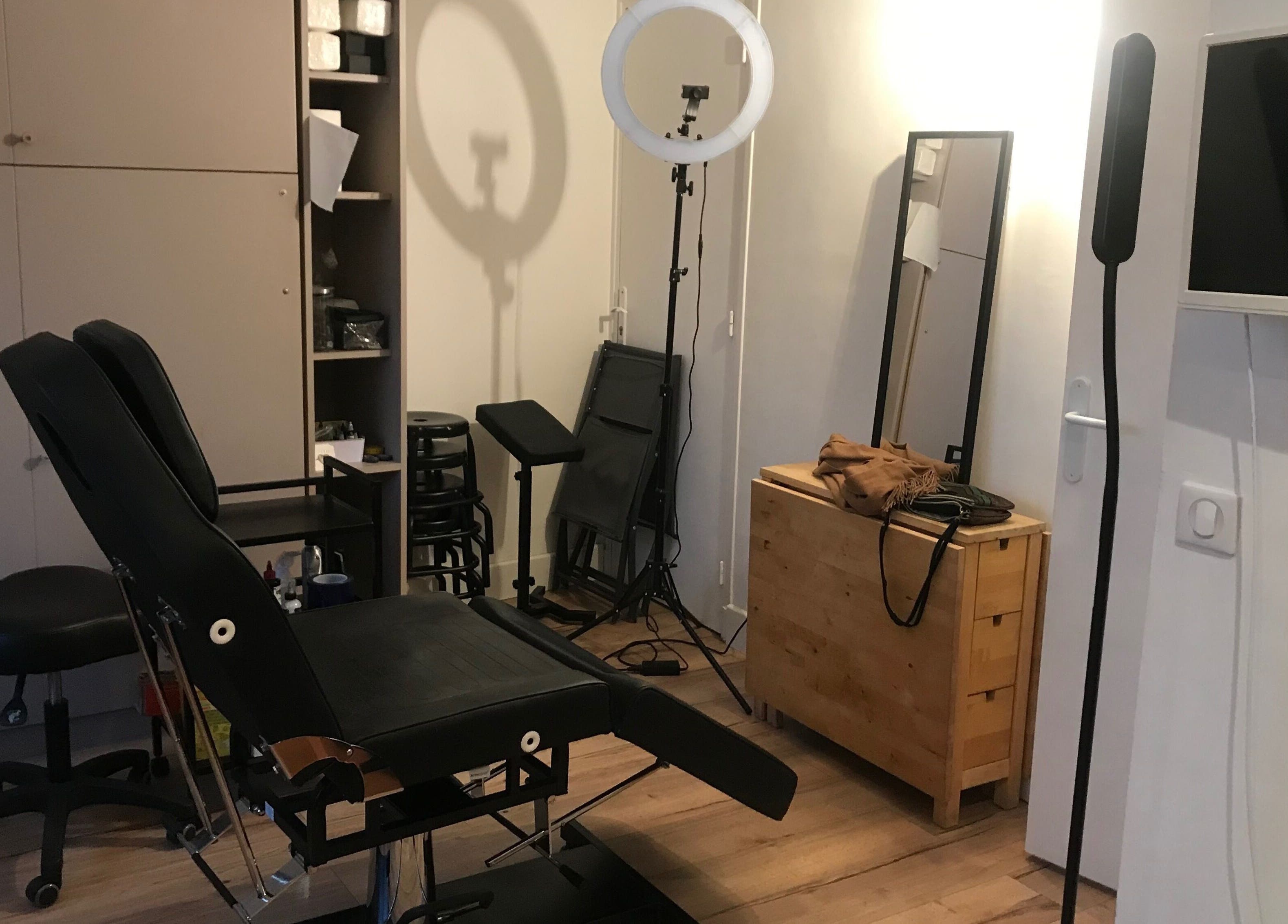 Intérieur de NM natural brows à Saint-Raphaël, Provence-Alpes-Côte d'Azur, FR: équipement et décoration modernes.