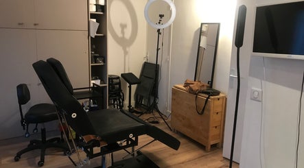 Intérieur de NM natural brows à Saint-Raphaël, Provence-Alpes-Côte d'Azur, FR: équipement et décoration modernes.