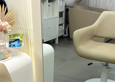 Elegant salon chair and decor at Cream Hair artistry by Tove in Southport, Queensland, AU.